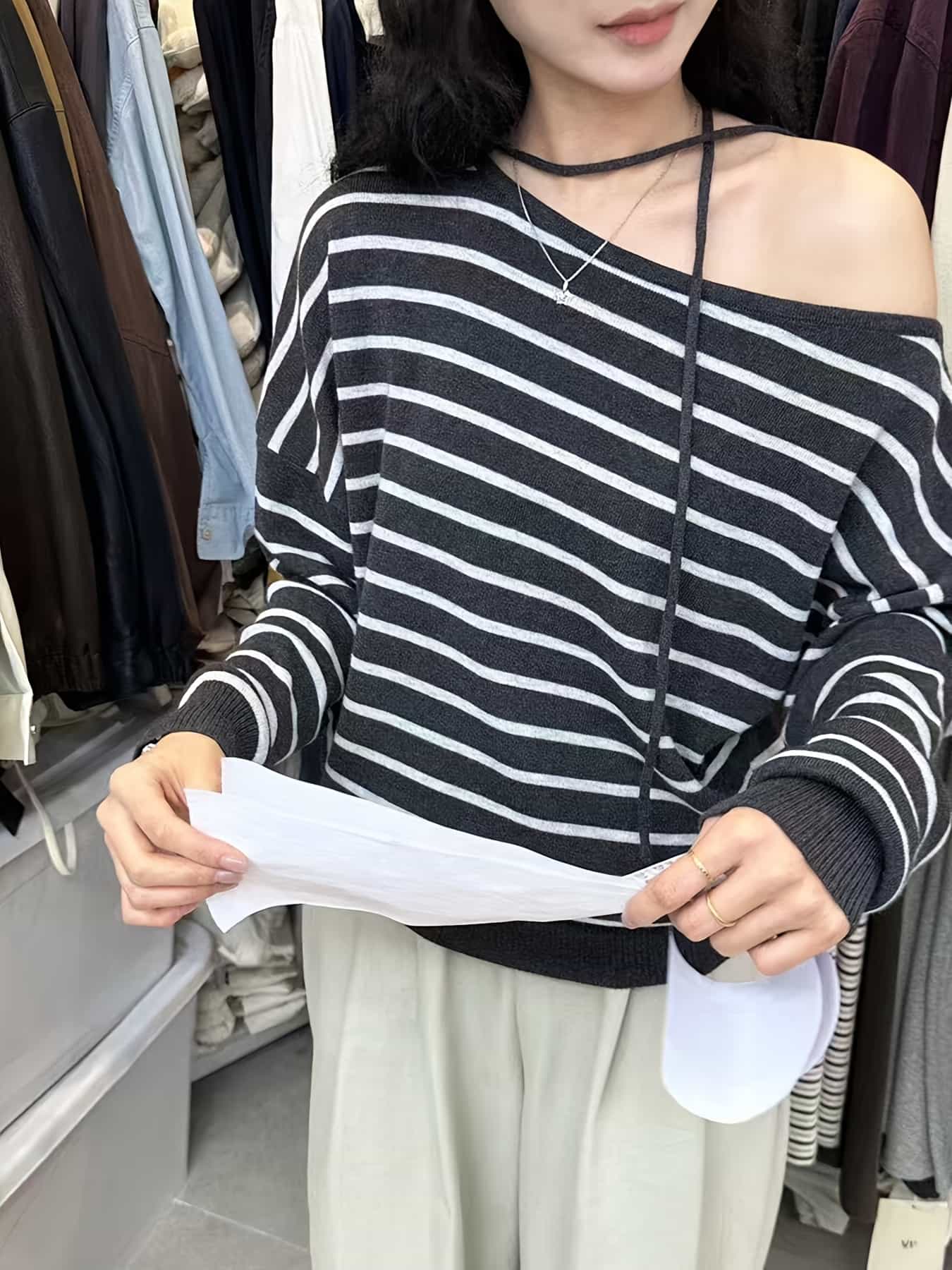 【大人可愛い】ボーダー ニット レディース セーター トップス プルオーバー 肩出し オフショルダー ワンショルダー アシンメトリー 配色 ストライプ ゆったり オーバーサイズ 韓国 ファッション ゆるニット 体型カバー 着痩せ 華奢見え 抜け感 カジュアル 秋 冬 春|Yokos