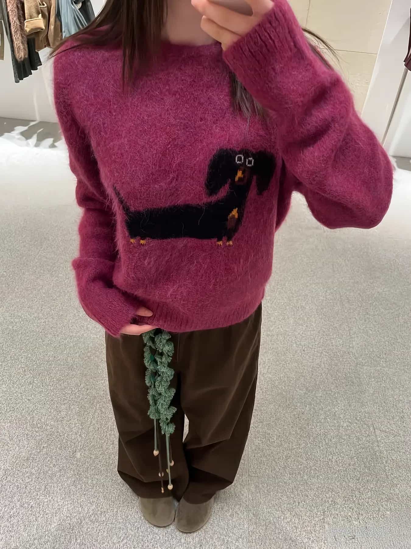 【大人可愛い】ニット セーター レディース ダックスフンド 刺繍 犬 アニマル シャギーニット モヘアタッチ クルーネック トップス 長袖 プルオーバー ゆったり 体型カバー 着痩せ 丸首 ワンポイント キャラクター 秋 冬 秋冬 ワインレッド ボルドー 赤