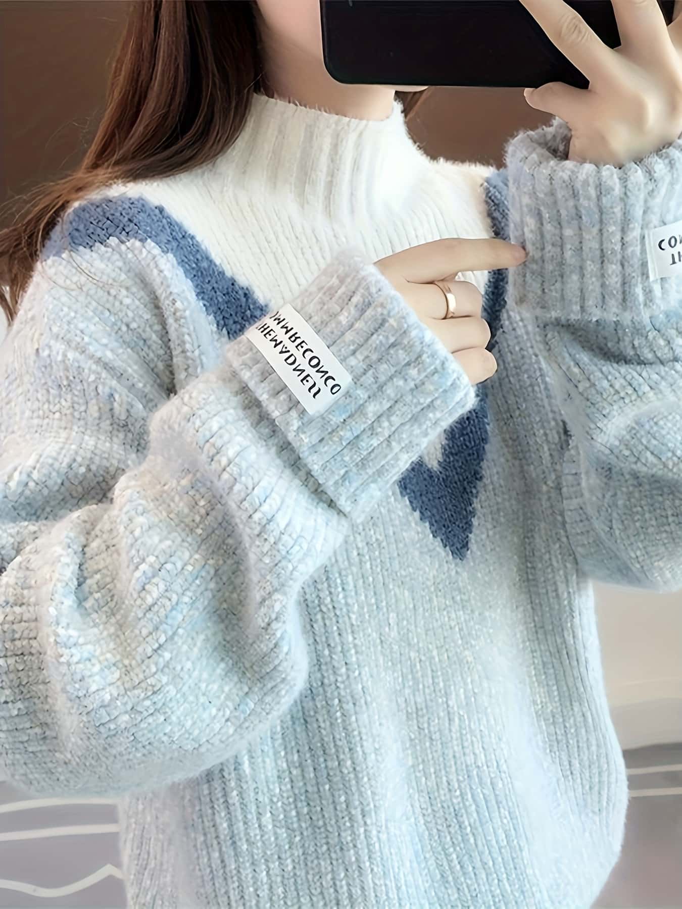 【蓄熱保温】ニット セーター レディース ハイネック ボトルネック モールニット シャギーニット トップス 厚手 裏起毛 暖かい 防寒 もこもこ ふわふわ フェイクミンクタッチ ゆったり 体型カバー オーバーサイズ 配色 切り替え ロゴ 長袖 プルオーバー カジュアル