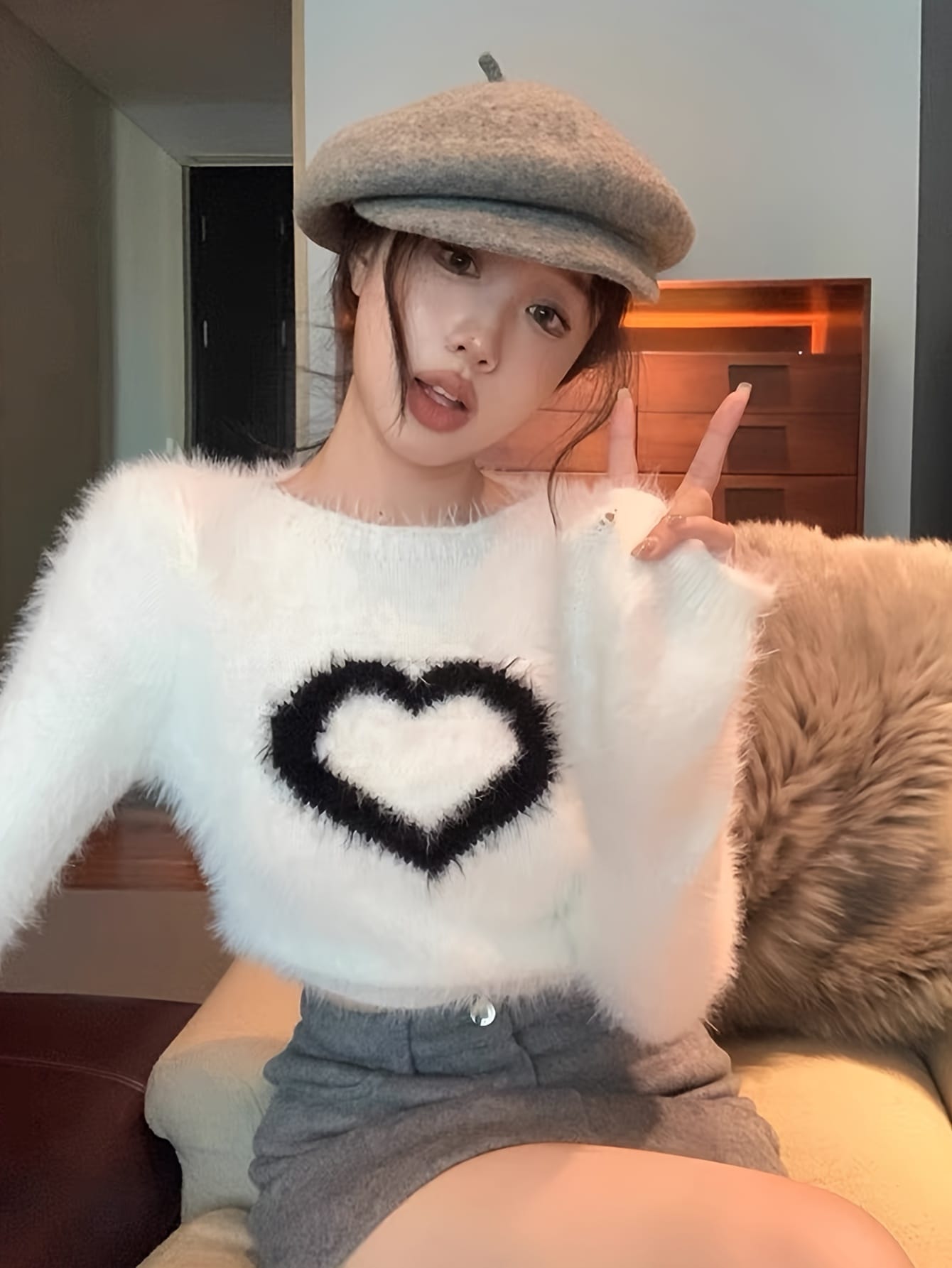 【ハート柄】ニット セーター レディース トップス シャギーニット ふわふわ もこもこ ハート モチーフ クルーネック 長袖 ショート丈 プルオーバー カジュアル 韓国ファッション 大人可愛い 着痩せ 細見え 柔らかい チクチクしない 防寒 暖かい 秋冬 春 デート 通学｜Yokos