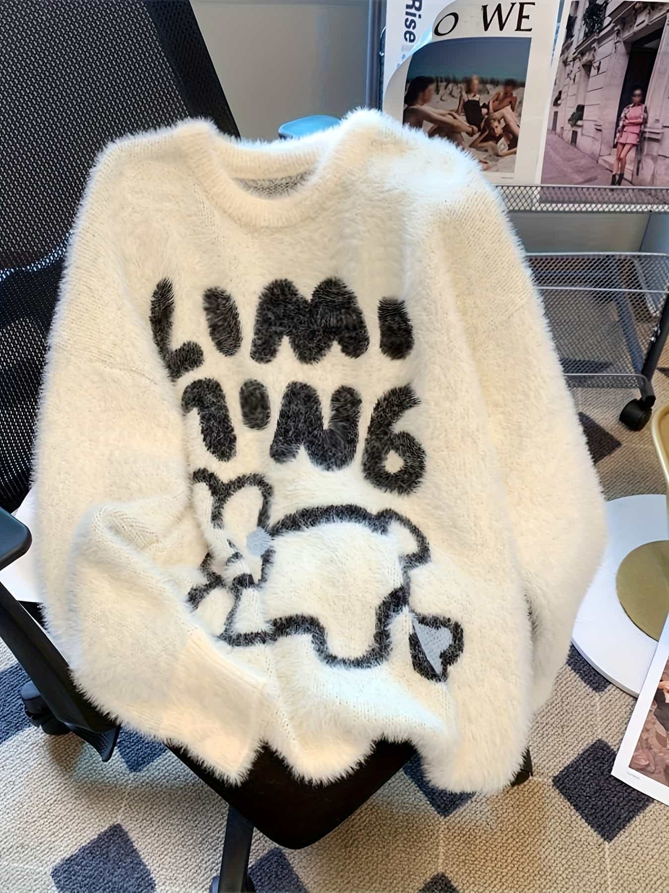 【ふわふわ もこもこ】 ニット セーター レディース トップス プルオーバー シャギーニット アニマル柄 うさぎ 兎 ロゴ 配色 バイカラー 丸首 クルーネック 長袖 オーバーサイズ ビッグシルエット ゆったり 体型カバー 二の腕カバー 着痩せ 細見え 暖かい 防寒