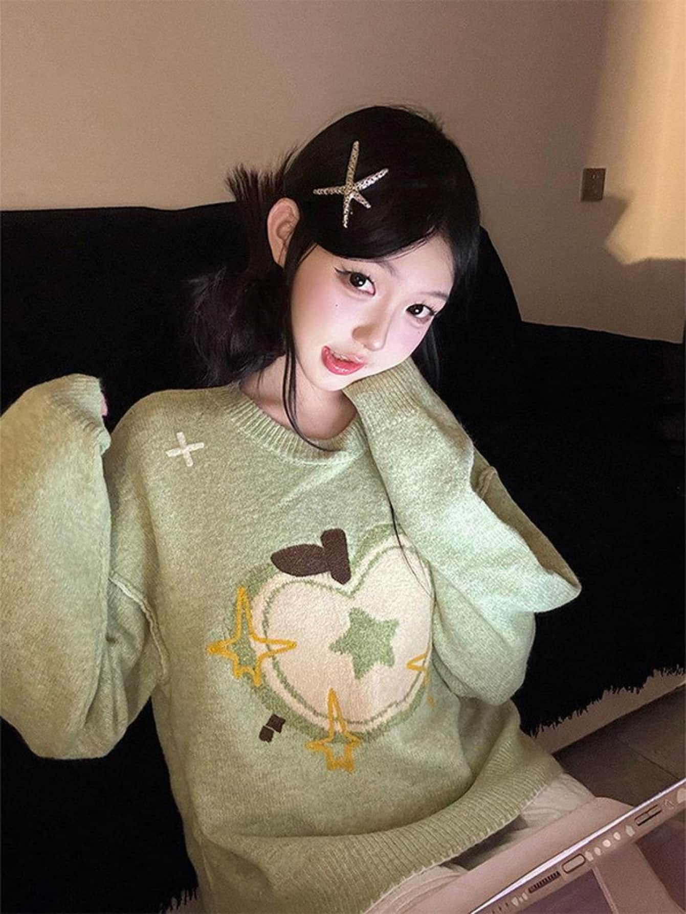 【大人可愛い】ニット セーター レディース アップル リンゴ柄 ジャガード クルーネック 丸首 オーバーサイズ ビッグシルエット トップス プルオーバー ゆったり 長袖 ドロップショルダー 体型カバー 着痩せ 華奢見え カジュアル レトロ 韓国風 秋 冬 春 洗える 暖かい|Yokos