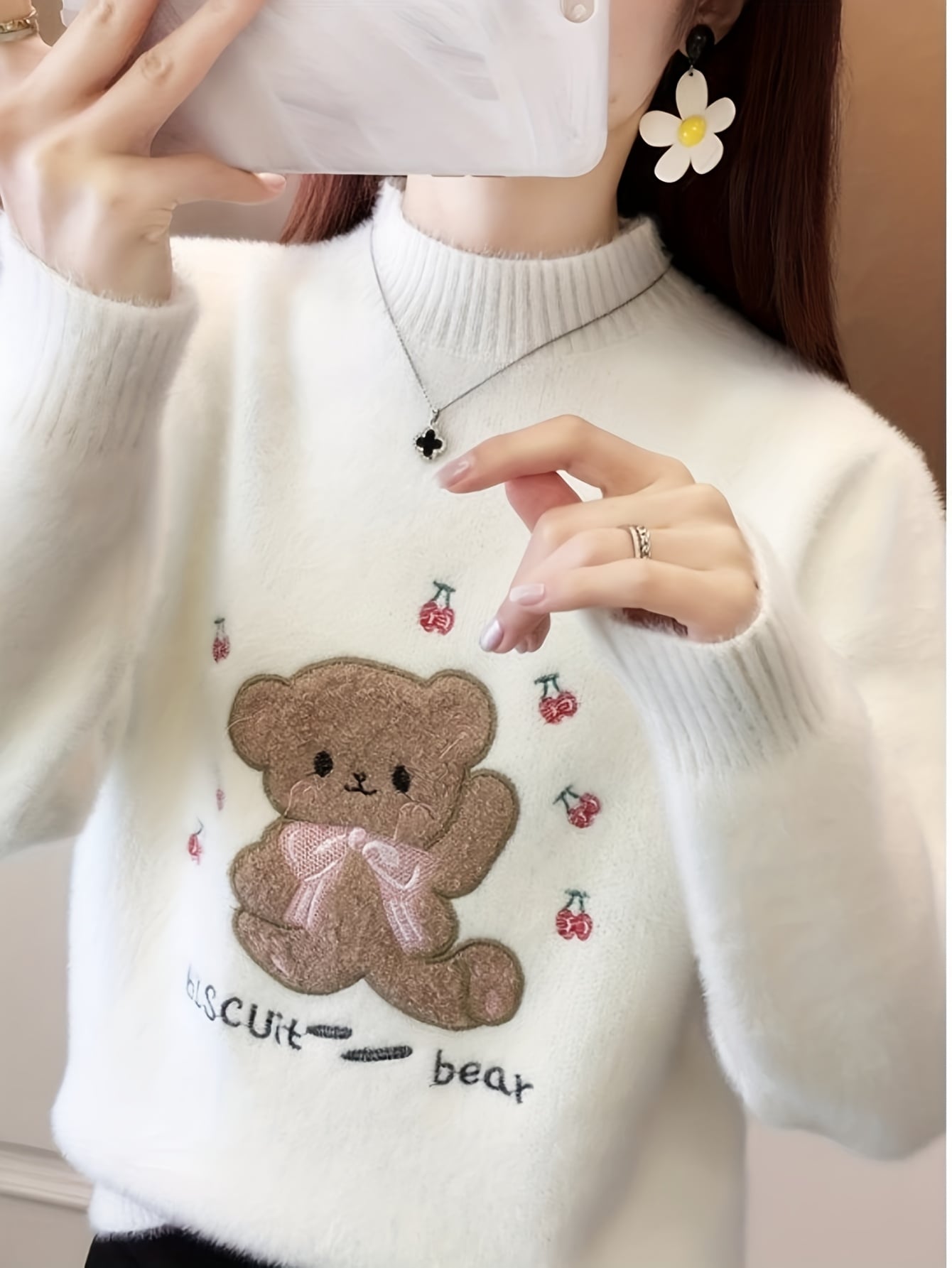 【大人可愛い】 ニット セーター レディース トップス ハイネック ボトルネック ミンクタッチ シャギーニット ふわふわ もこもこ クマ 熊 刺繍 キャラクター 厚手 保温 防寒 暖かい ゆるニット プルオーバー 体型カバー 着痩せ ゆったり 大きいサイズ カジュアル