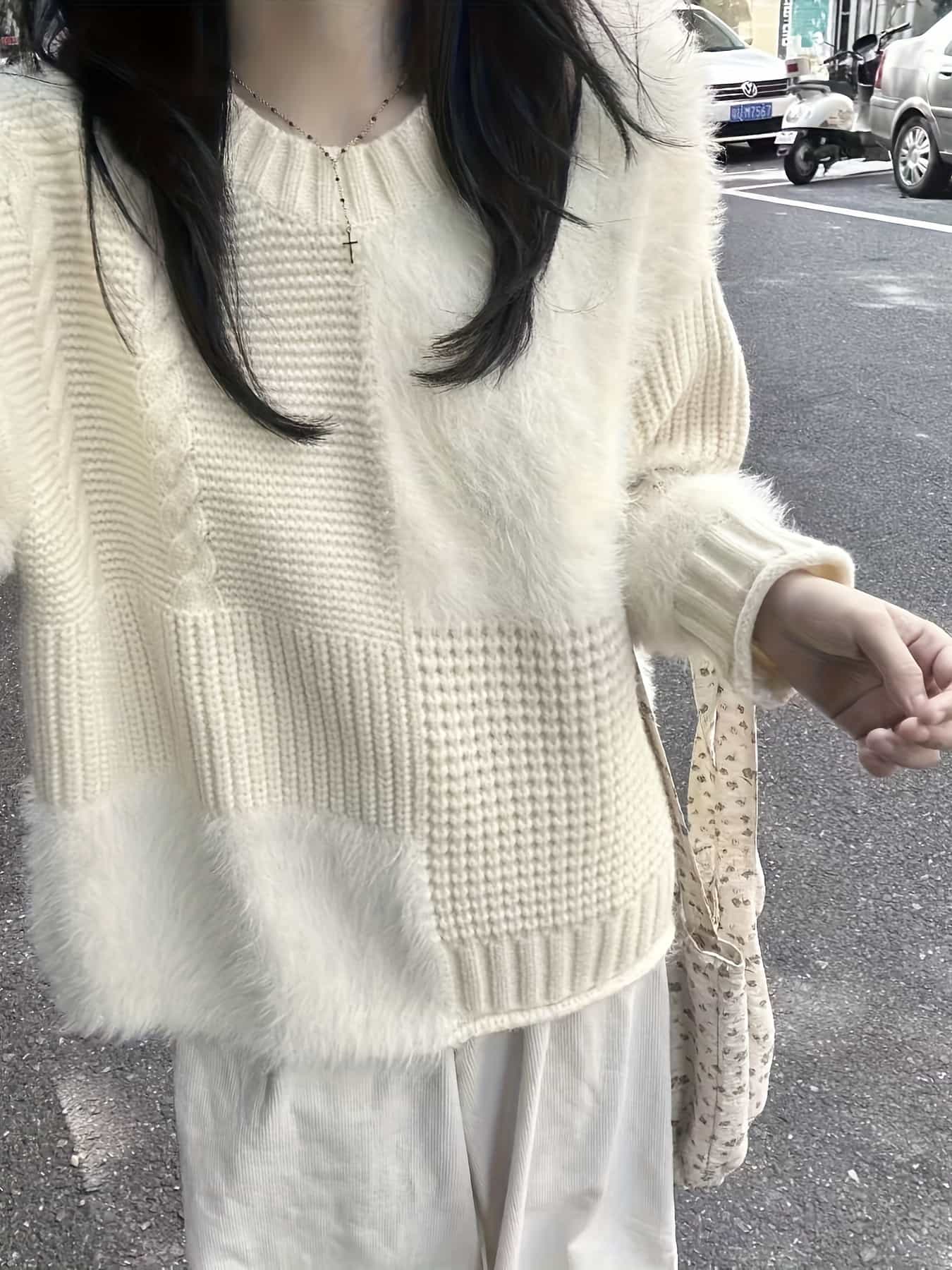 【異素材切替】ニット セーター レディース トップス シャギー パッチワーク ミンクタッチ フェイクファー ふわふわ もこもこ クルーネック 丸首 長袖 プルオーバー ゆったり オーバーサイズ 体型カバー 暖かい 厚手 カジュアル きれいめ 大人可愛い 白 アイボリー 秋｜Yokos