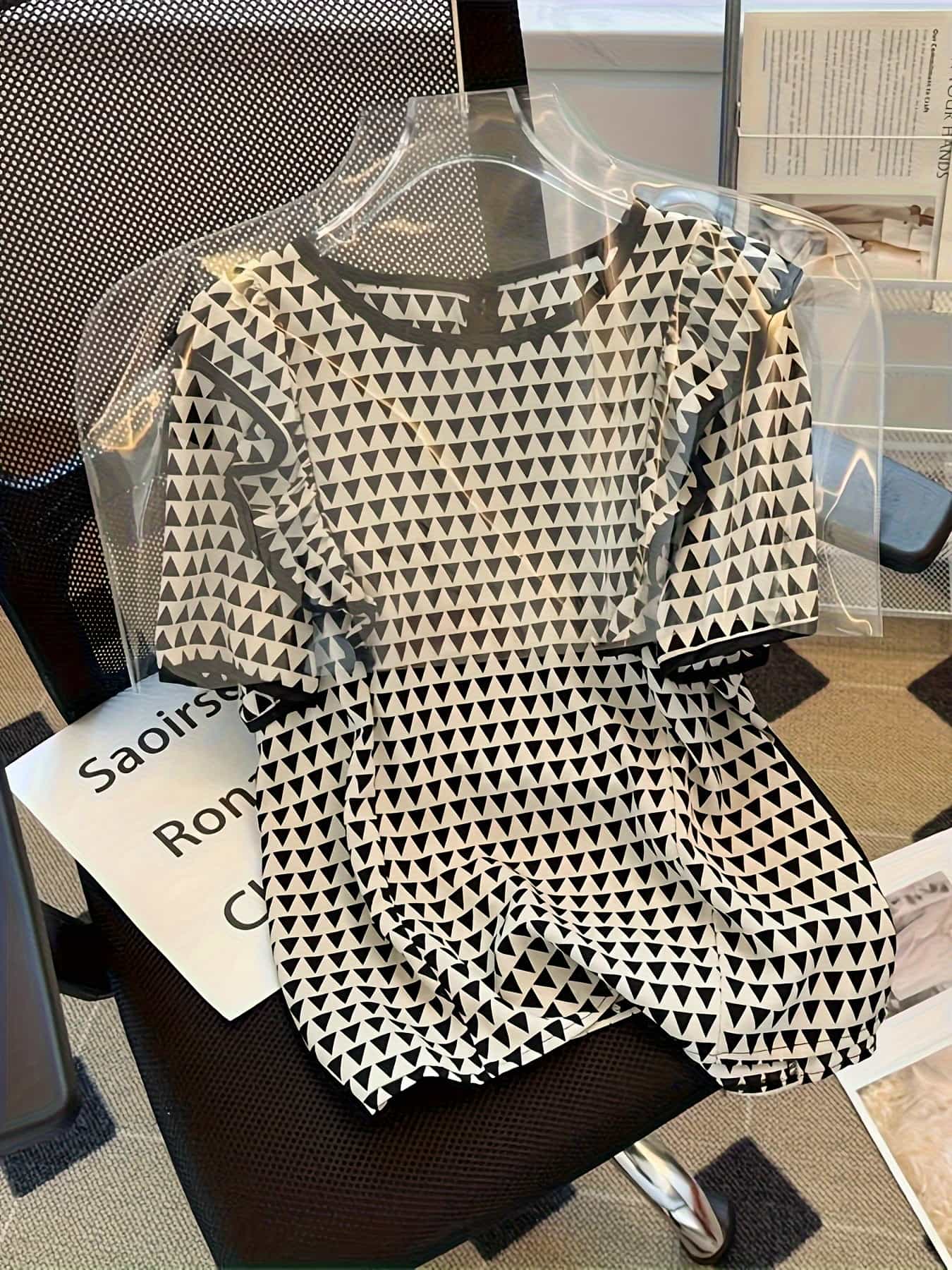 【幾何学柄】ブラウス レディース 半袖 フリル袖 トップス シャツ プルオーバー カットソー トライアングル 総柄 きれいめ 大人可愛い モノトーン 白 黒 クルーネック 二の腕カバー 体型カバー 着痩せ 細見え シワになりにくい 洗える 涼しい オフィス 通勤 OL 仕事服