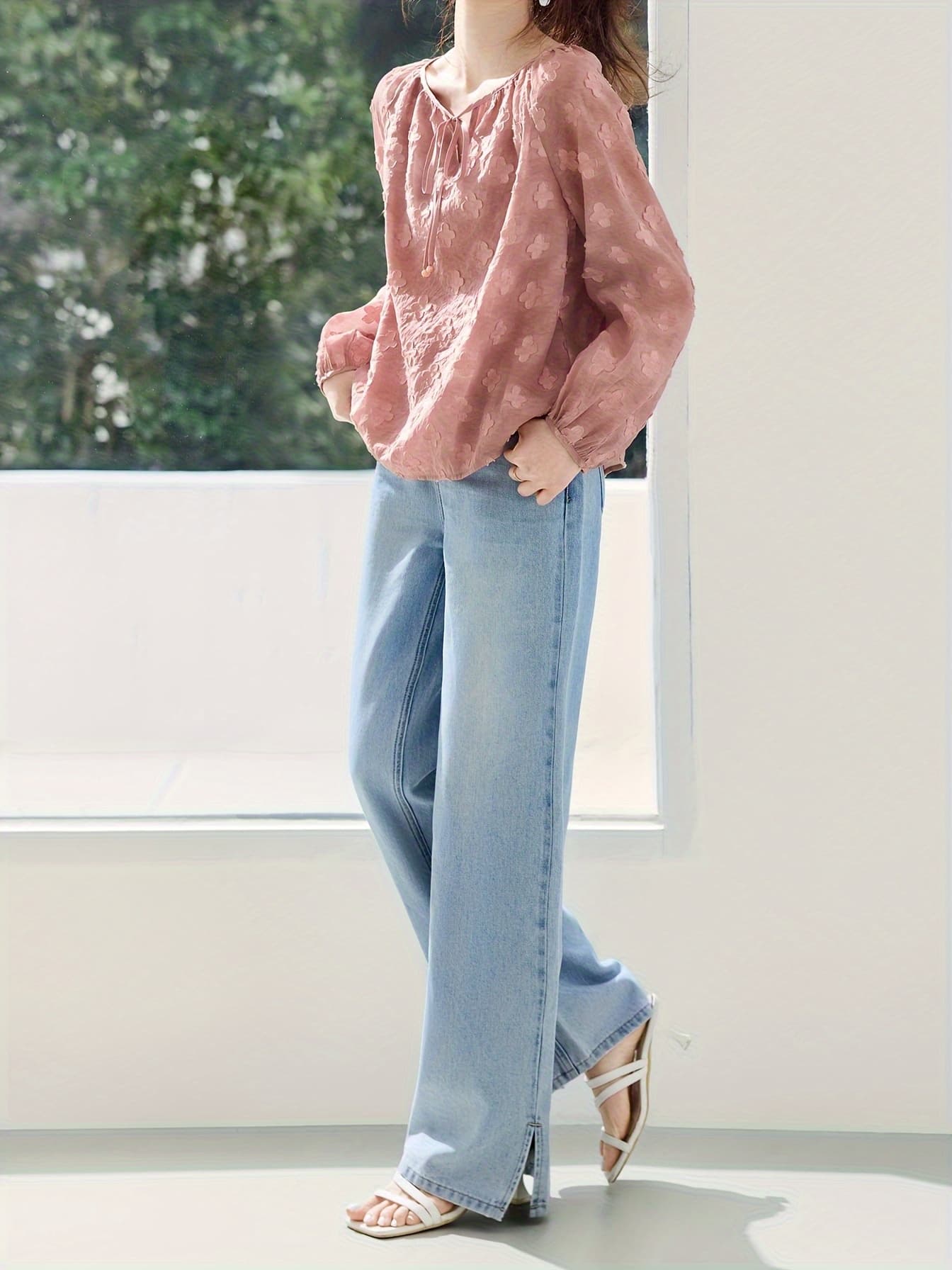 【立体ジャガード】ブラウス レディース 長袖 ふくれジャガード クローバー 花柄 トップス シャツ ぽわん袖 ボリューム袖 リボン キーネック シアー 透け感 凹凸感 ゆったり 体型カバー 二の腕カバー 着痩せ 大人可愛い きれいめ フェミニン カジュアル オフィス 通勤