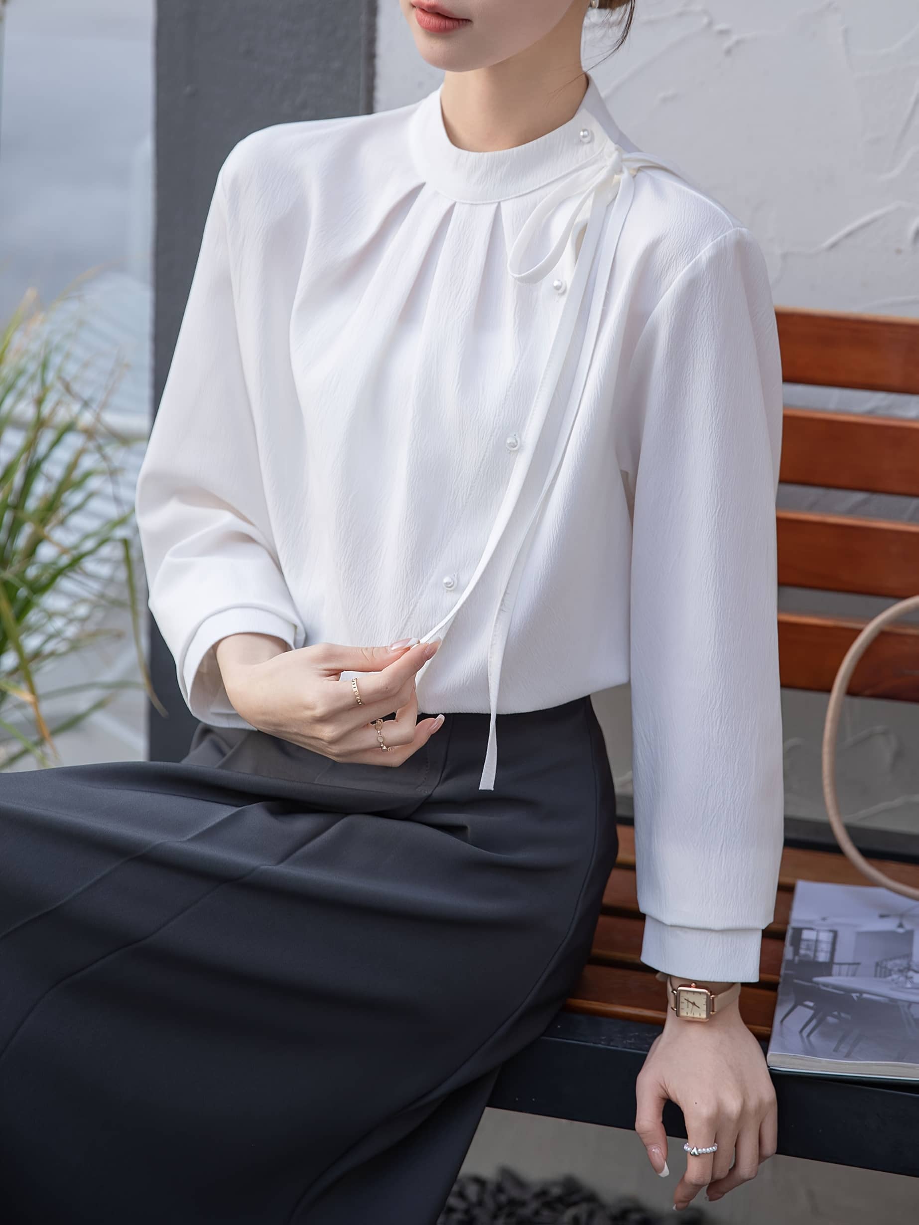 ブラウス レディース 長袖 ハイネック ボウタイ きれいめ オフィス 通勤 事務服 シャツ トップス スタンドカラー アシンメトリー リボン パールボタン タック とろみシャツ シフォン 立ち襟 体型カバー 着痩せ 透け防止 冠婚葬祭 卒業式 卒園式 入学式 入園式 七五三｜Yokos