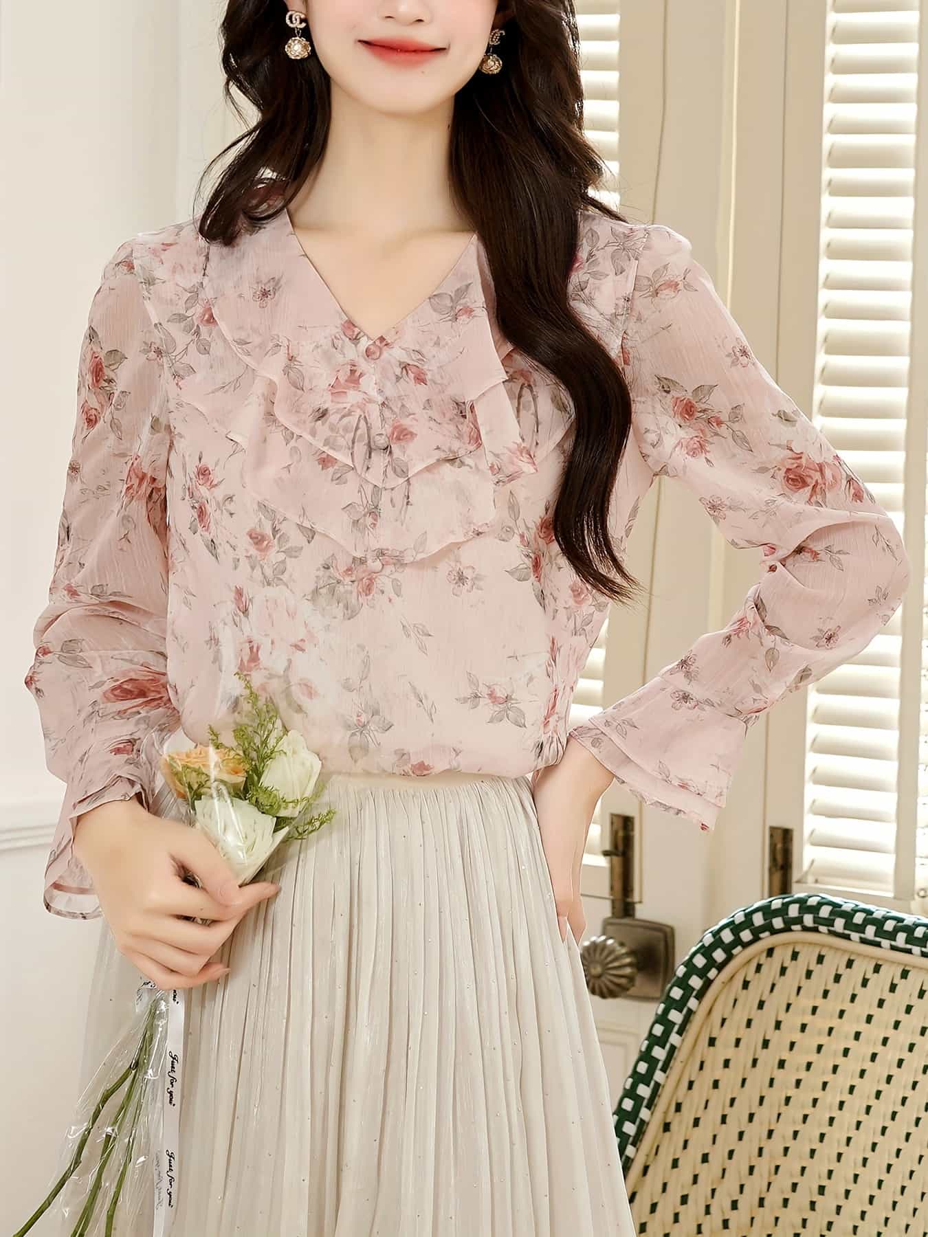 ブラウス レディース 長袖 花柄 フリル Vネック シフォン シャツ トップス フラワー プリント きれいめ フェミニン 大人可愛い オフィス 通勤 OL デート 体型カバー 二の腕カバー 着痩せ ベルスリーブ 袖コンシャス シアー 透け感 涼しい 春 夏 秋 ピンク ベージュ