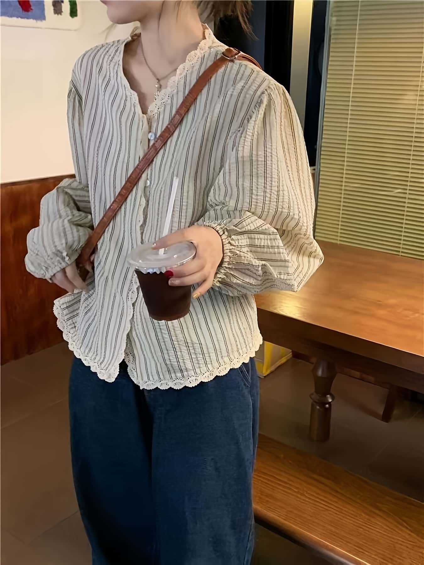 ブラウス ストライプ レース レディース シャツ Ｖネック 長袖 ストライプシャツ フリル ゆったり きれいめ 大人可愛い 羽織り シアー 楊柳風 紫外線対策 冷房対策 ＵＶカット 体型カバー 二の腕カバー 着痩せ 細見え オフィス カジュアル 春 夏 秋 ボリューム袖