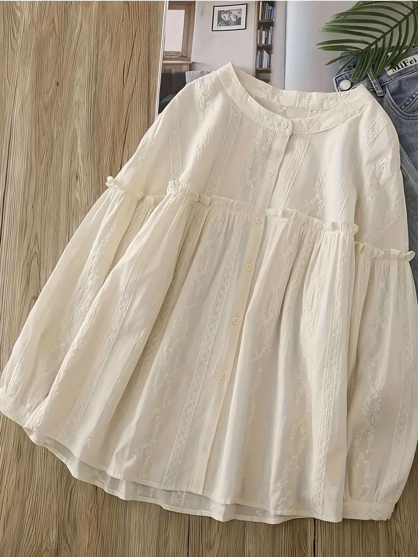 ブラウス レディース 長袖 バンドカラー フリル トップス シャツ 白 きれいめ 大人可愛い 体型カバー ゆったり 着痩せ ギャザー チュニック カジュアル 無地 透け感 ジャガード シボ感 オフィス 通勤 OL 20代 30代 40代 50代 春 夏 秋 お洒落 ママコーデ 洗える