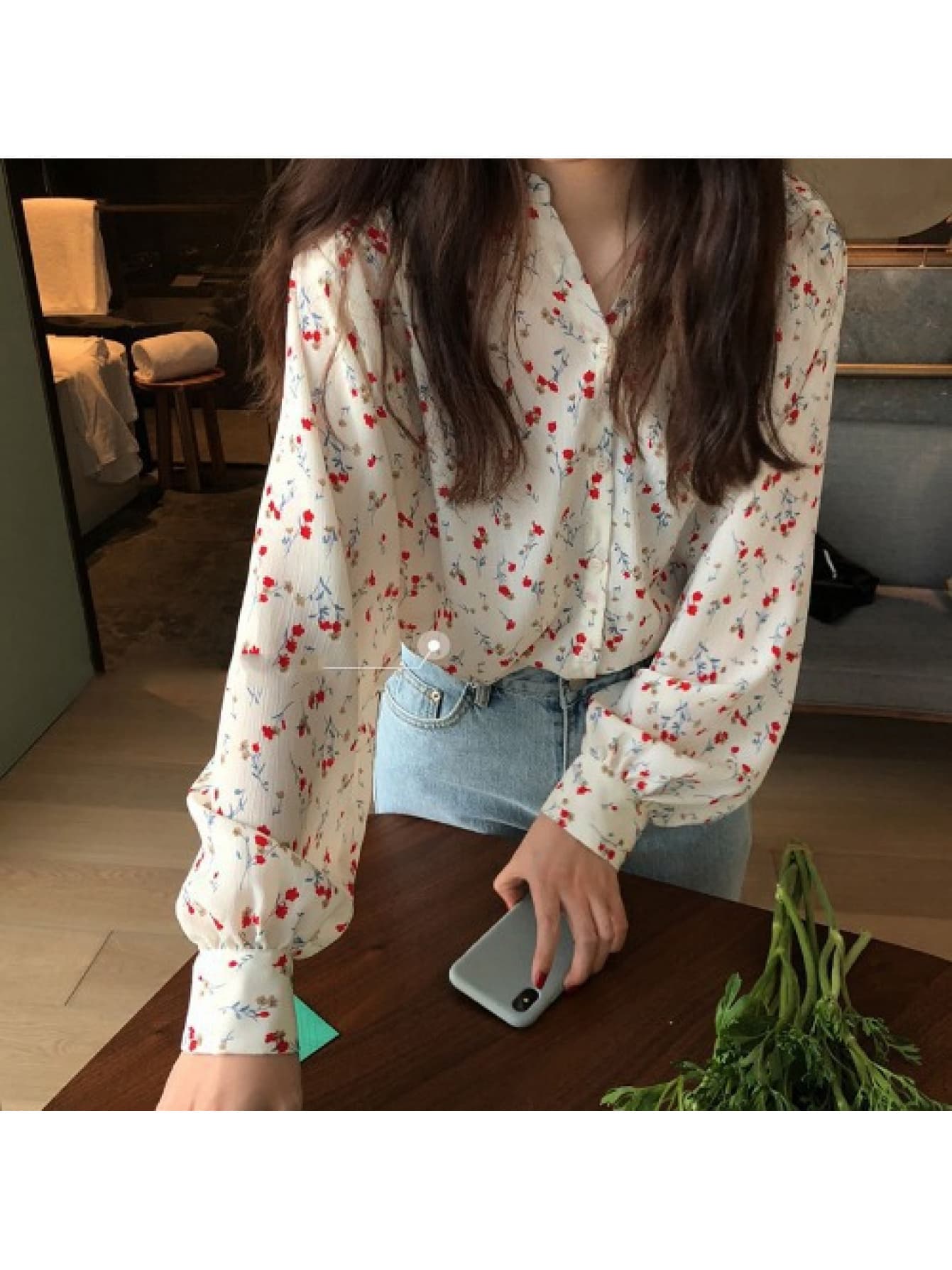 【大人可愛い】花柄ブラウス レディース 長袖 シャツ Vネック シフォン風 とろみ素材 トップス きれいめ カジュアル 韓国ファッション ボリューム袖 襟なし ノーカラー 小花柄 総柄 ゆったり 体型カバー 着痩せ 20代 30代 40代 オフィス 通勤 デート 春 秋 冬 華やか