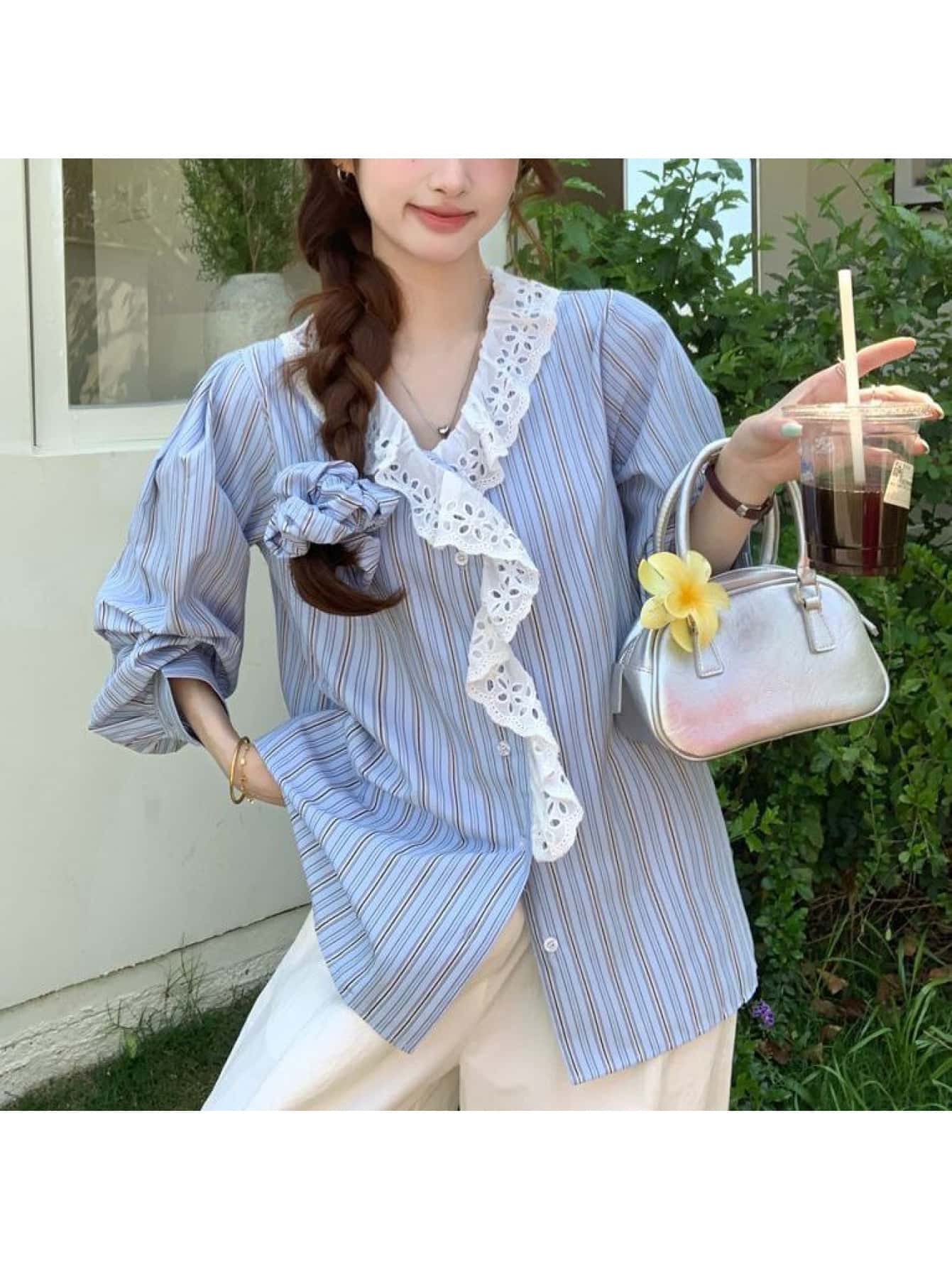 【大人可愛いフリル】ブラウス レディース シャツ ストライプ Ｖネック レース 刺繍 トップス 長袖 襟付き ぽわん袖 ボリューム袖 前開き 縦縞 体型カバー ゆったり 大きいサイズ 華奢見え 着痩せ 通勤 オフィス カジュアル きれいめ 韓国ファッション 春 夏 秋 20代