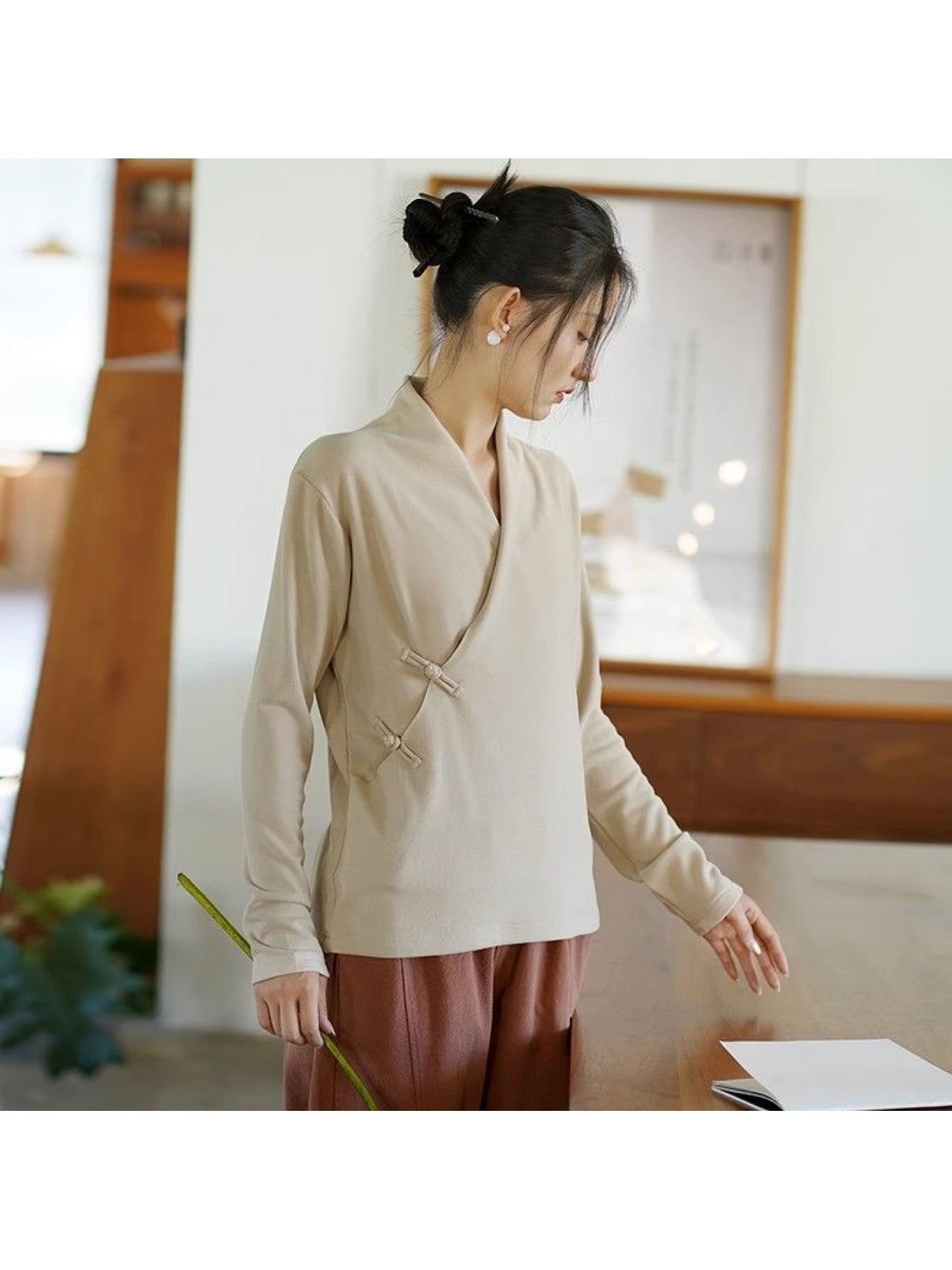 【チャイナ風】Tシャツ レディース 長袖 カットソー チャイナボタン カシュクール トップス ブラウス ロンT 民族風 レトロ インナー 裏起毛 あったか 防寒 保温 蓄熱 暖かい 柔らかい ストレッチ 伸縮性 動きやすい ゆったり 体型カバー 着痩せ 細見え 大人可愛い