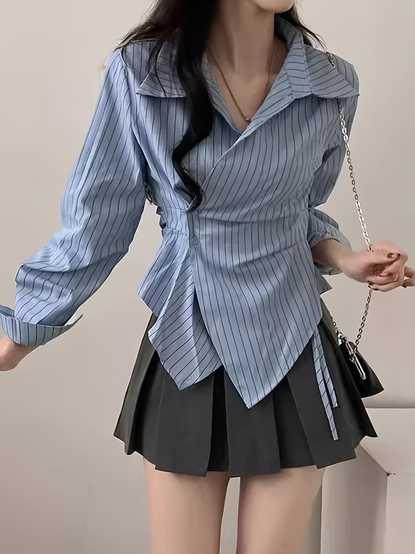 【着痩せデザイン】ストライプシャツ レディース ブラウス 長袖 アシンメトリー 縦縞 トップス 襟付き シャツ ウエストマーク ウエストシェイプ 裾不規則 変形 デザインシャツ きれいめ カジュアル 通勤 OL オフィスカジュアル 体型カバー 細見え くびれ効果 痩せ見え