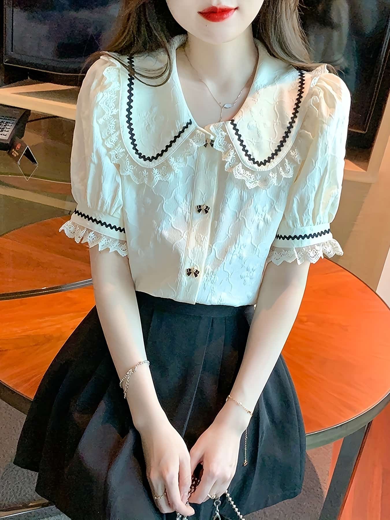 【大人可愛い】ブラウス レディース 半袖 夏 襟付き レース ビッグカラー 丸襟 リボン トップス シャツ プルオーバー 飾りボタン 刺繍 フリル ぽわん袖 バルーンスリーブ 袖コンシャス 体型カバー 着痩せ 細見え 二の腕カバー 通勤 オフィス OL デート お出かけ 女子会