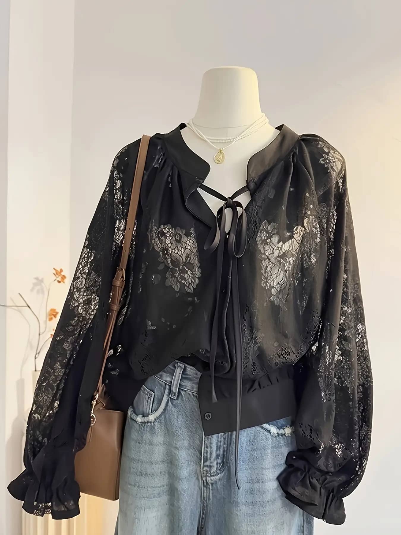 【大人可愛い】 レース ブラウス シャツ レディース シアーシャツ リボン トップス 長袖 透け感 シースルー バルーンスリーブ ボリューム袖 フリル 紐 きれいめ モード 体型カバー 二の腕カバー 着痩せ ゆったり オフィス 通勤 OL 結婚式 二次会 パーティー お呼ばれ