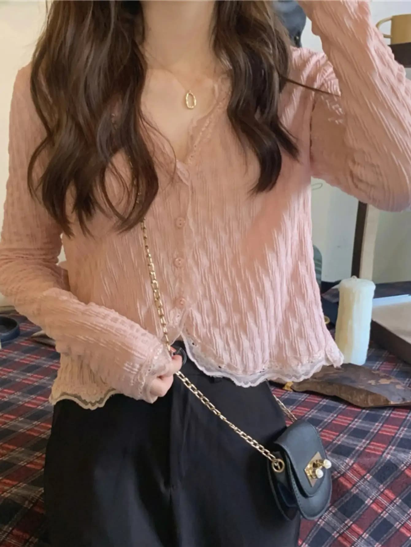 【大人可愛い】 ブラウス レディース 長袖 Vネック レース トップス シャツ 前開き ボタン 楊柳 シワ加工 裾レース きれいめ フェミニン 清楚 高見え 体型カバー 着痩せ 華奢見え 二の腕カバー 透け感 シアー 春 夏 秋 オフィス 通勤 OL デート お呼ばれ 女子会