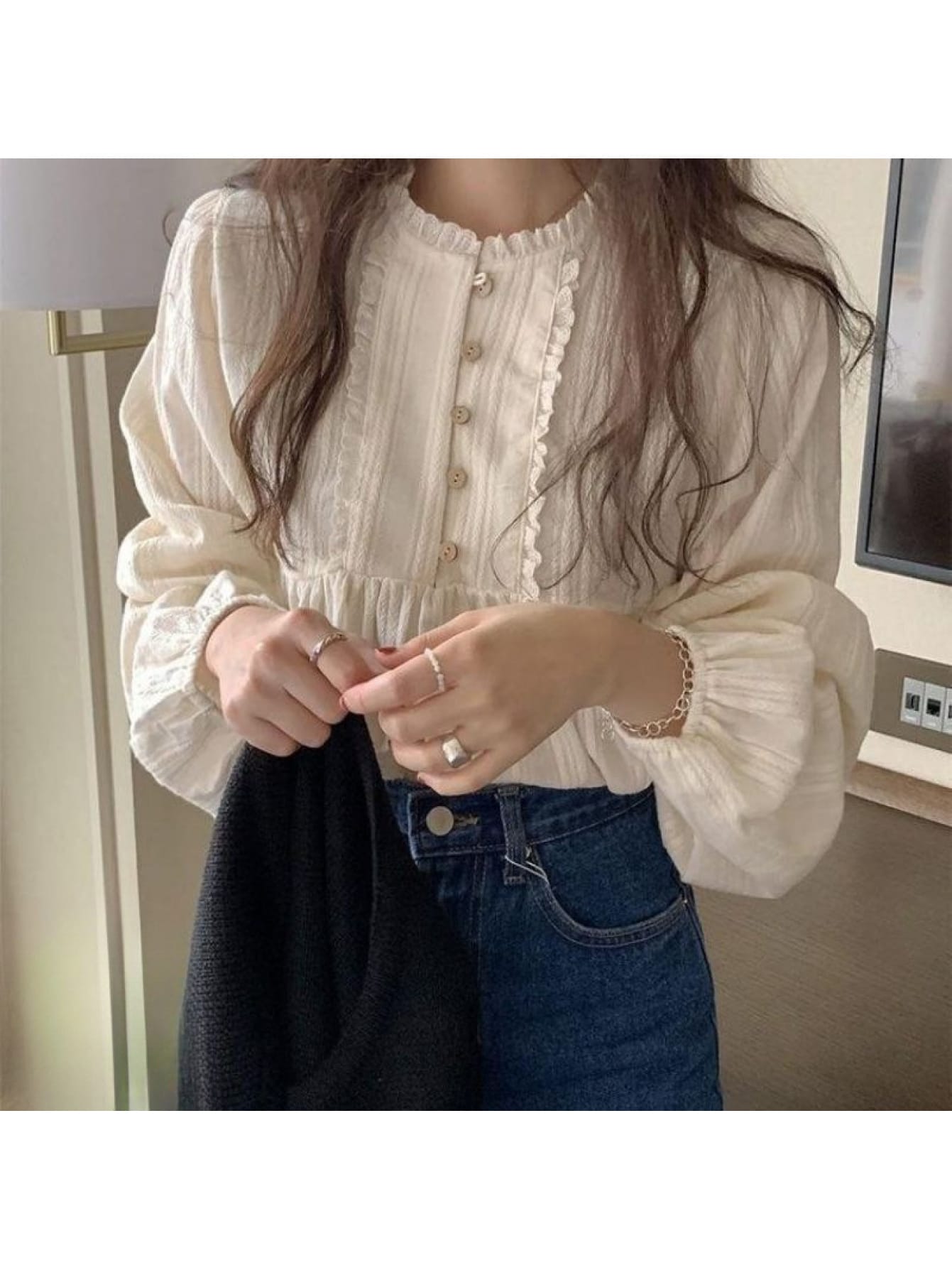 【大人可愛い】ブラウス レディース 長袖 シャツ トップス フリル レース バンドカラー 立ち襟 チュニック ボリューム袖 バルーンスリーブ ぽわん袖 前開き 体型カバー 二の腕カバー 着痩せ ゆったり 楽ちん カジュアル きれいめ おしゃれ オフィス 通勤 OL お出かけ