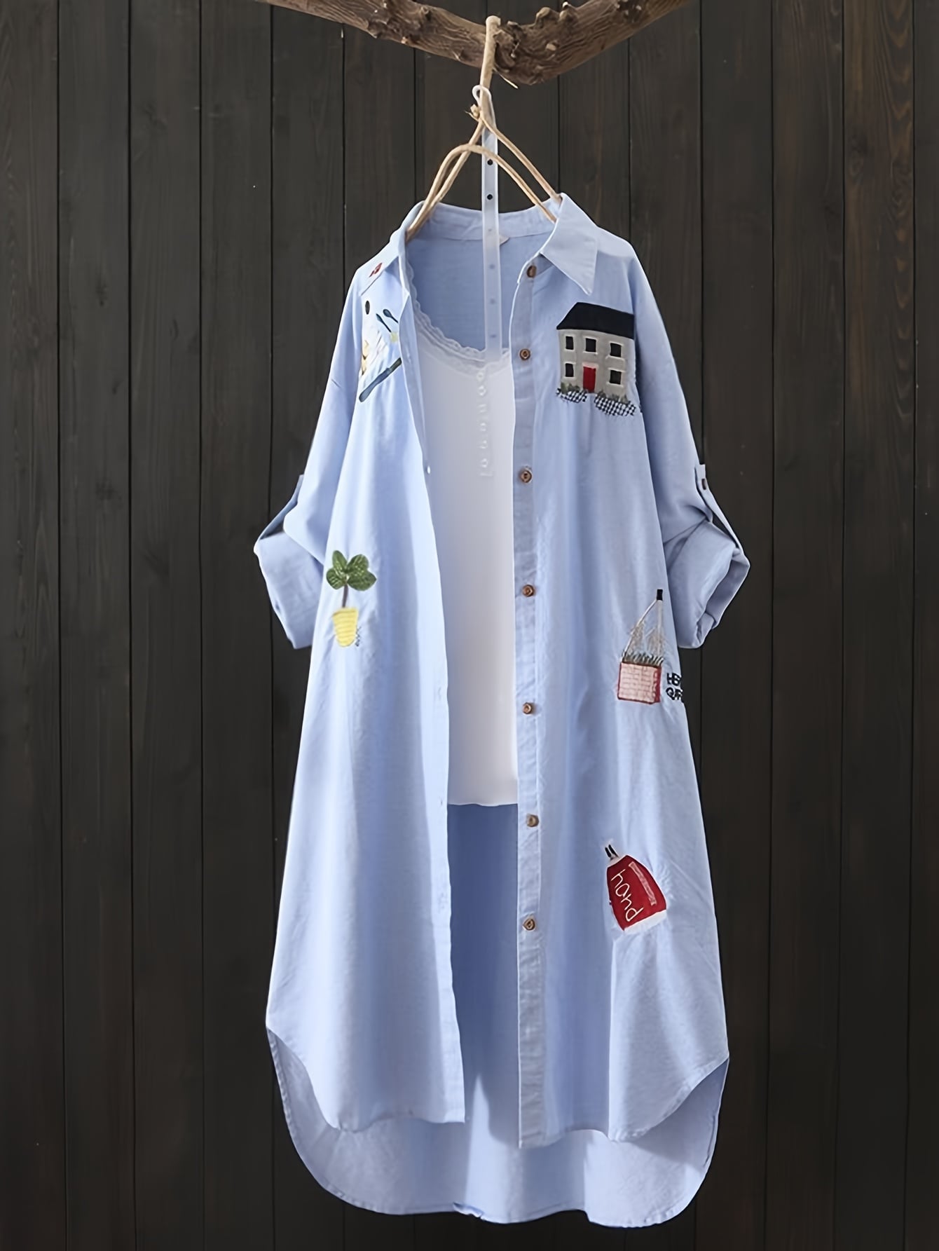 ロングシャツ 刺繍 ブラウス レディース 長袖 チュニック トップス 綿混 コットン 襟付き シャツワンピース 大人可愛い ナチュラル 森ガール カジュアル ゆったり 前開き 羽織り ライトアウター 春 夏 秋 ワッペン 遊び心 個性的 体型カバー 着痩せ お尻隠れる