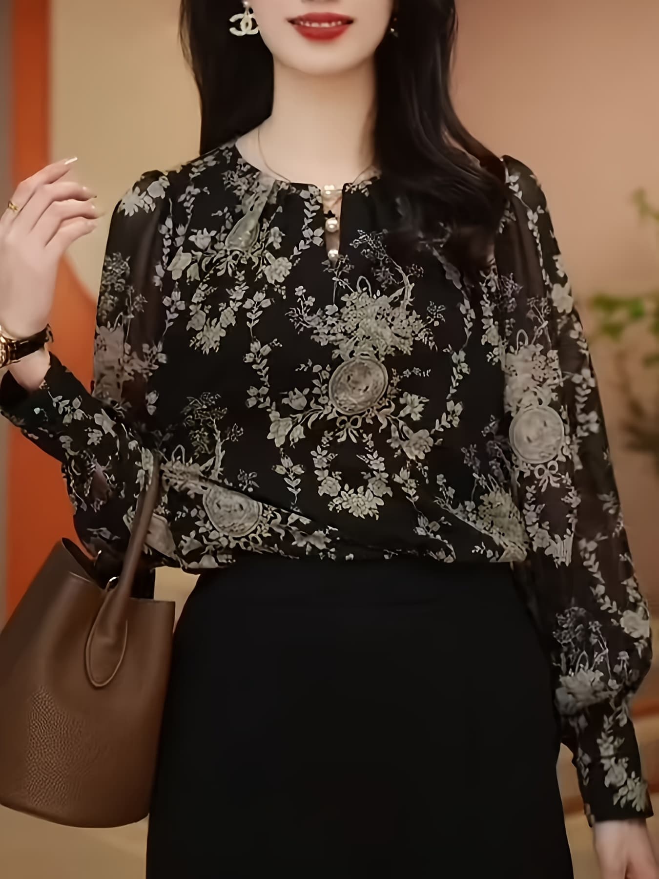 ブラウス レディース 長袖 花柄 シフォン シャツ トップス きれいめ オフィス 通勤 大人可愛い パール風 キーネック ボリューム袖 ぽわん袖 総柄 フラワー ボタニカル 黒 ブラック 透け感 シアー とろみ プルオーバー 体型カバー 着痩せ 細見え ゆったり 春 夏 秋 20代
