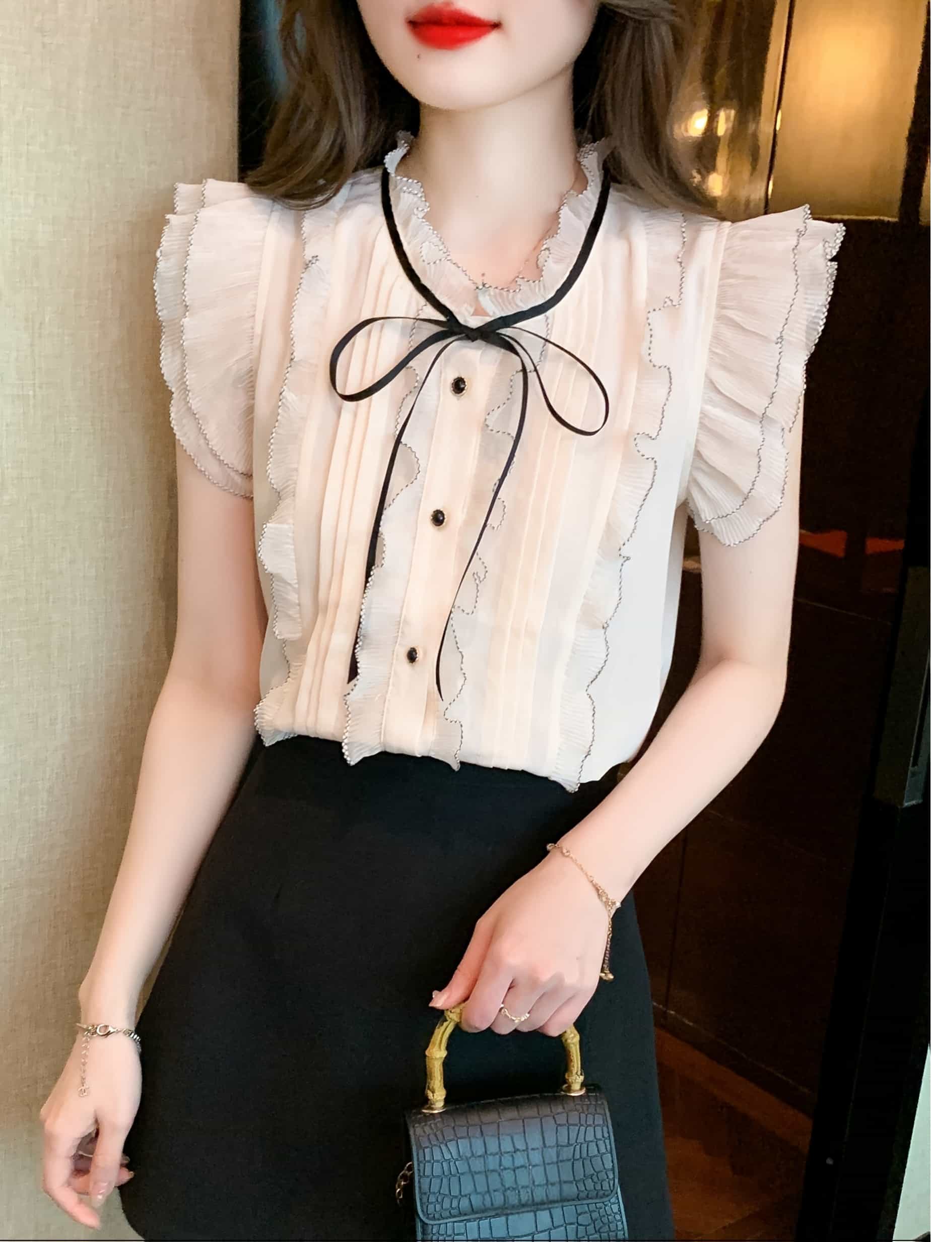 【大人可愛い】ブラウス レディース ノースリーブ フレンチスリーブ フリル リボン付 シャツ トップス シフォンブラウス 立ち襟 フリル襟 ギャザー タック フェミニン きれいめ オフィス 通勤 OL 20代 30代 40代 50代 体型カバー 二の腕カバー 細見え 着痩せ 涼しい 春