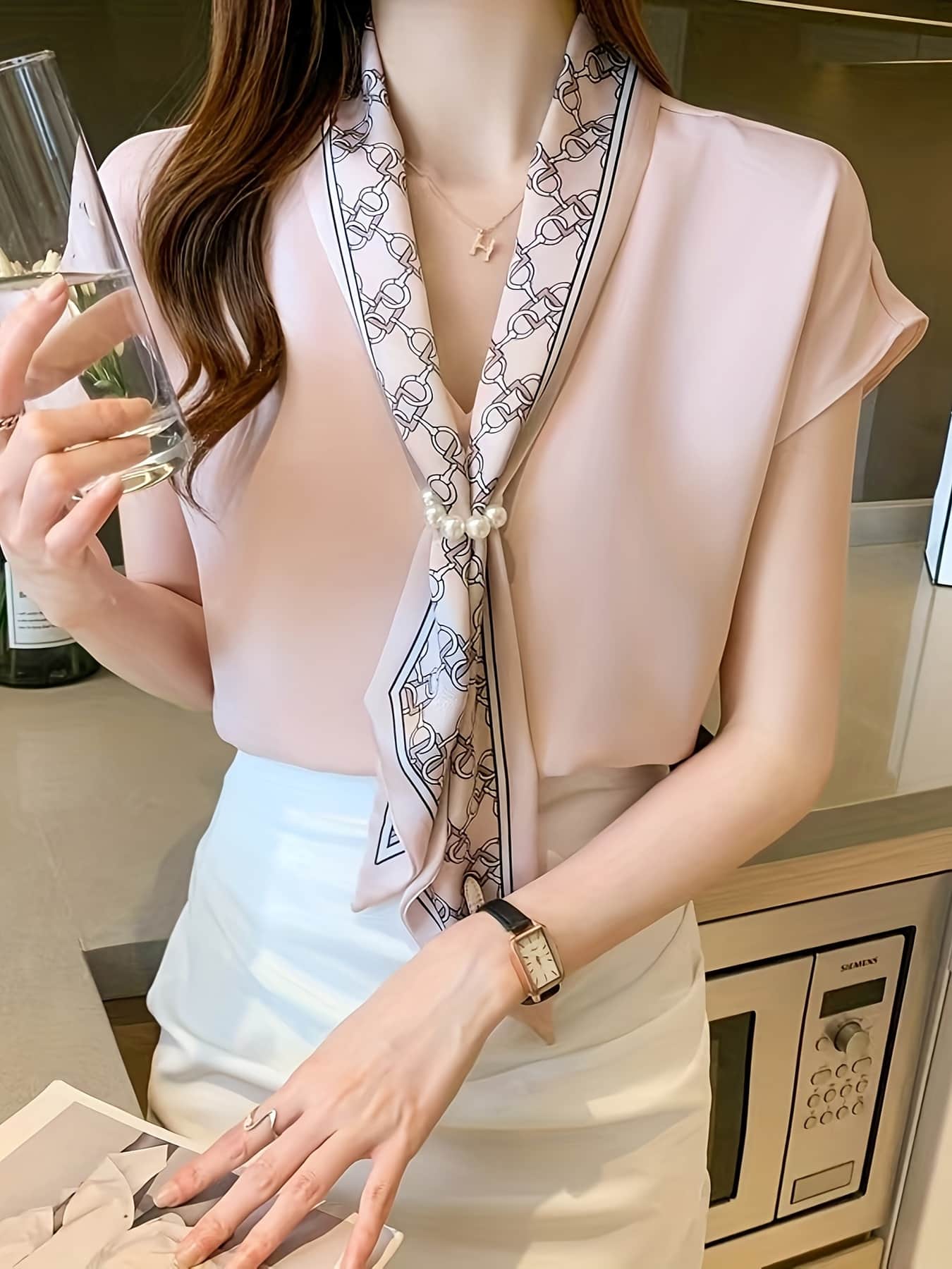 ブラウス レディース 半袖 シフォン トップス とろみ スカーフ付き Ｖネック パール 飾り スカーフタイ シャツ きれいめ オフィス 通勤 OL ママコーデ 体型カバー 着痩せ 二の腕カバー 二次会 パーティー 入園式 卒園式 春 夏 秋 シワになりにくい 洗える おしゃれ