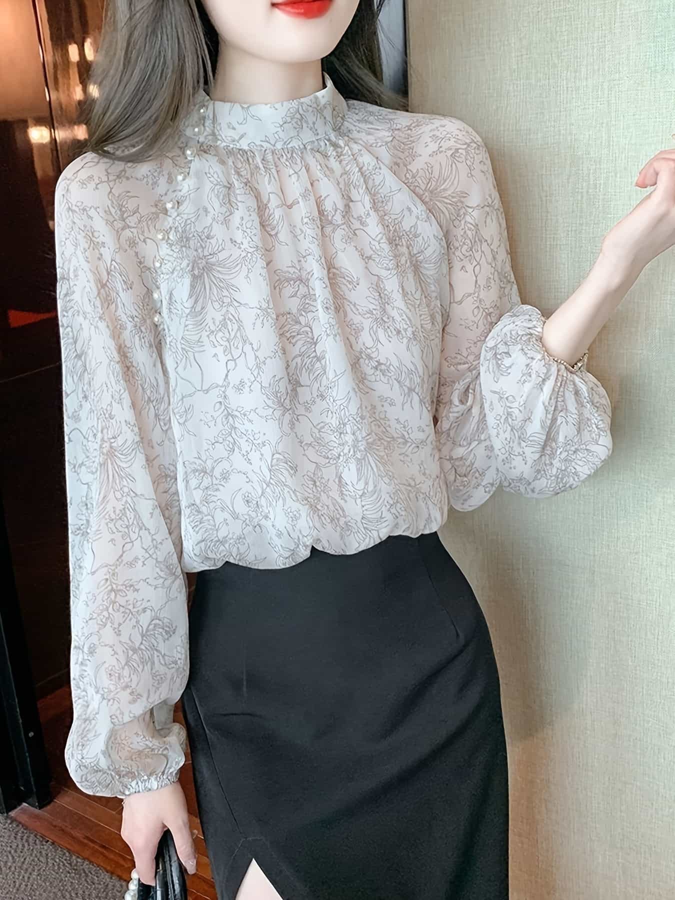 【パール付き】ブラウス レディース 長袖 ハイネック 花柄 シャツ トップス ボリューム袖 きれいめ オフィス 立ち襟 スタンドカラー 総柄 フラワー プリント シフォン ギャザー とろみ フェミニン 大人可愛い 体型カバー 着痩せ 二の腕カバー 華奢見え 通勤 OL ママ