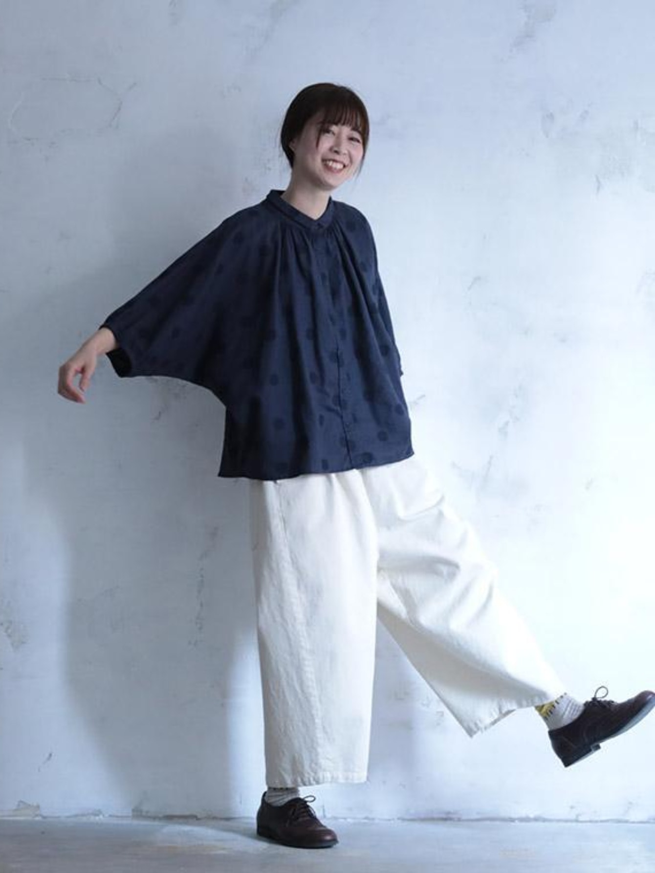 【2025新作】ブラウス レディース シャツ トップス バンドカラー ドット柄 水玉 刺繍 ドルマンスリーブ ギャザー ゆったり 体型カバー 二の腕カバー オーバーサイズ 前開き ボタン さらさら 涼しい 大人可愛い ナチュラル カジュアル オフィス 通勤 OL ママコーデ