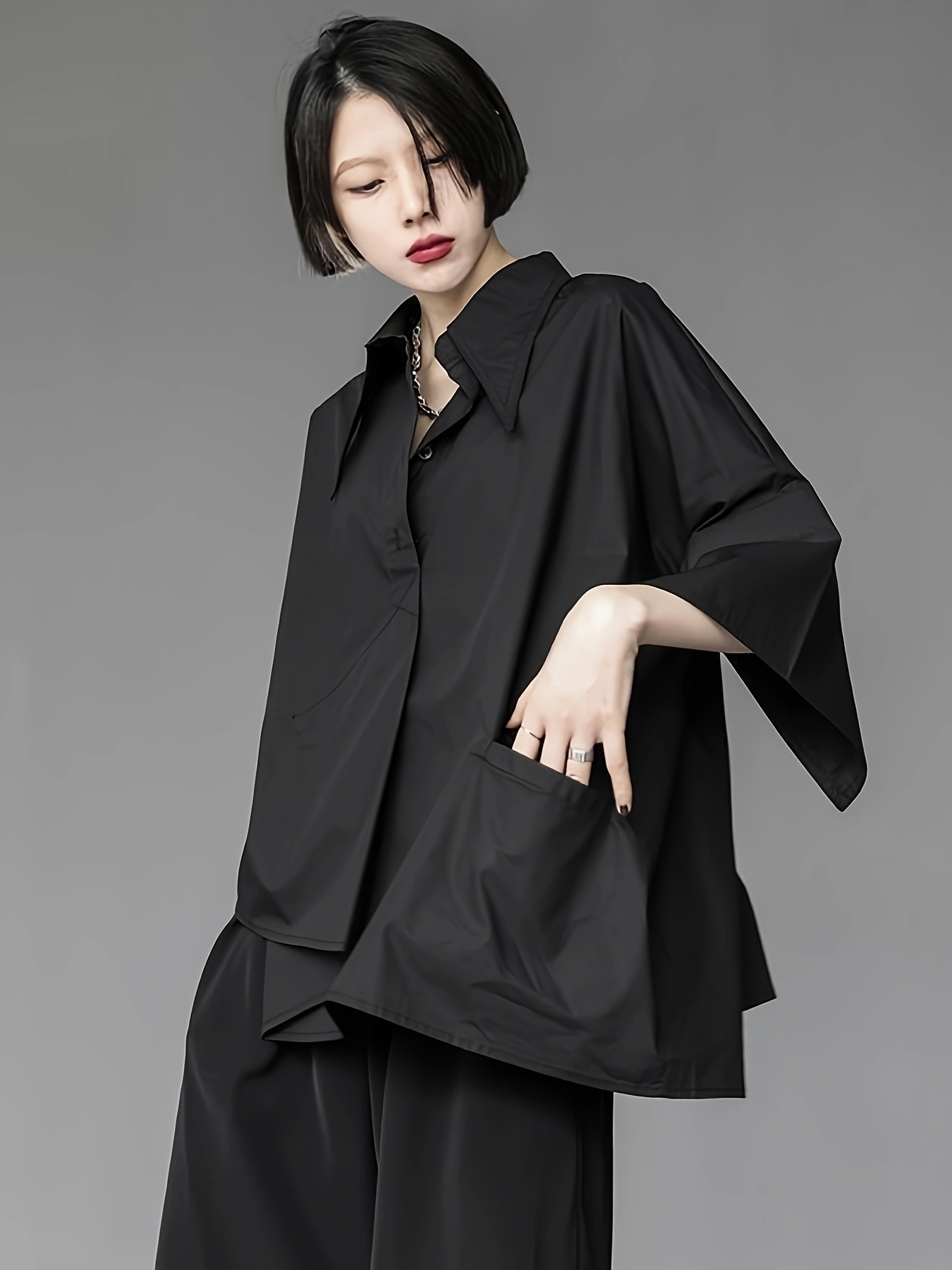 【モード系】アシンメトリー シャツ レディース 半袖 ブラウス 春 夏 トップス ビッグシルエット オーバーサイズ ゆったり 襟付き 5分袖 チュニック アシメ デザイン 個性的 黒 ブラック 体型カバー 着痩せ 華奢見え 二の腕カバー お尻が隠れる オフィス 通勤 OL 30代