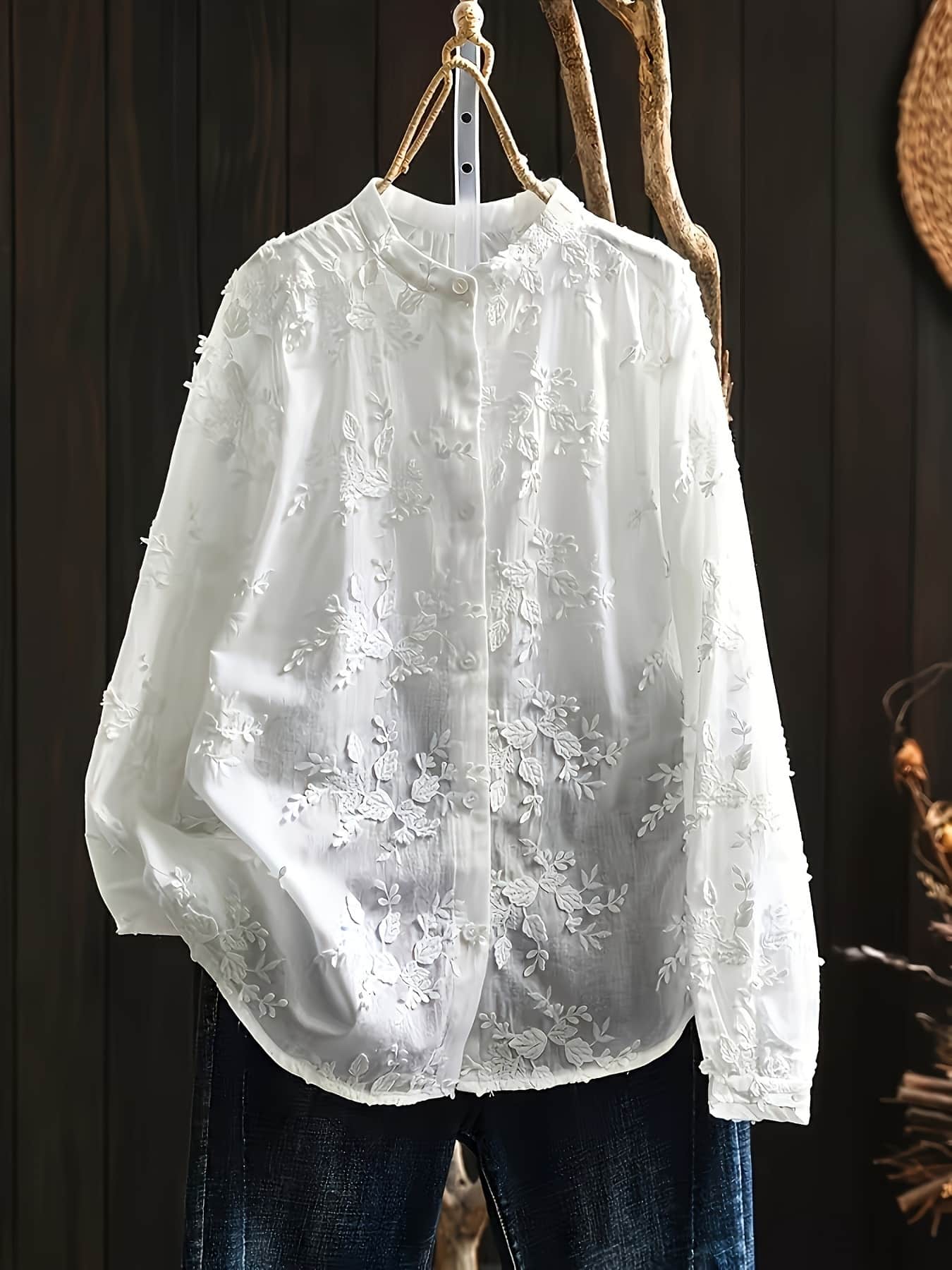 【立体花刺繍】ブラウス レディース 長袖 バンドカラー シャツ 花柄 刺繍 シアー 透け感 トップス エンブロイダリー レース きれいめ 大人可愛い ゆったり 体型カバー 着痩せ 白 ホワイト 立ち襟 前開き ボタン チュニック オフィス 通勤 OL 事務服 フォーマル 結婚式
