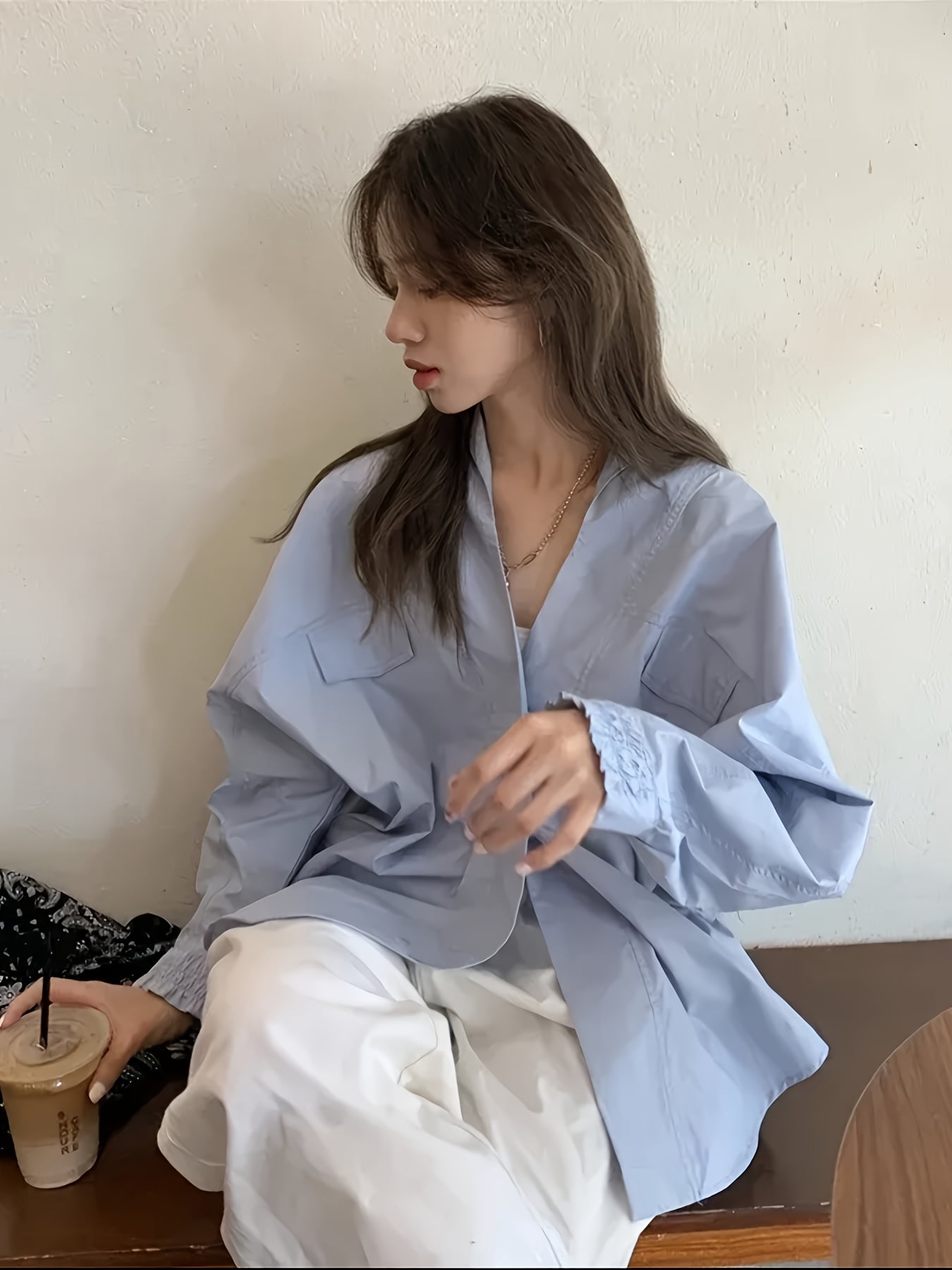 【こなれ感】 シャツ ブラウス レディース 長袖 Vネック スキッパーシャツ トップス ゆるシャツ ビッグシルエット オーバーサイズ 体型カバー 着痩せ お尻が隠れる 袖口シャーリング ゴム袖 無地 オフィス 通勤 OL カジュアル 春 秋 冬 きれいめ シンプル 20代 30代｜Yokos