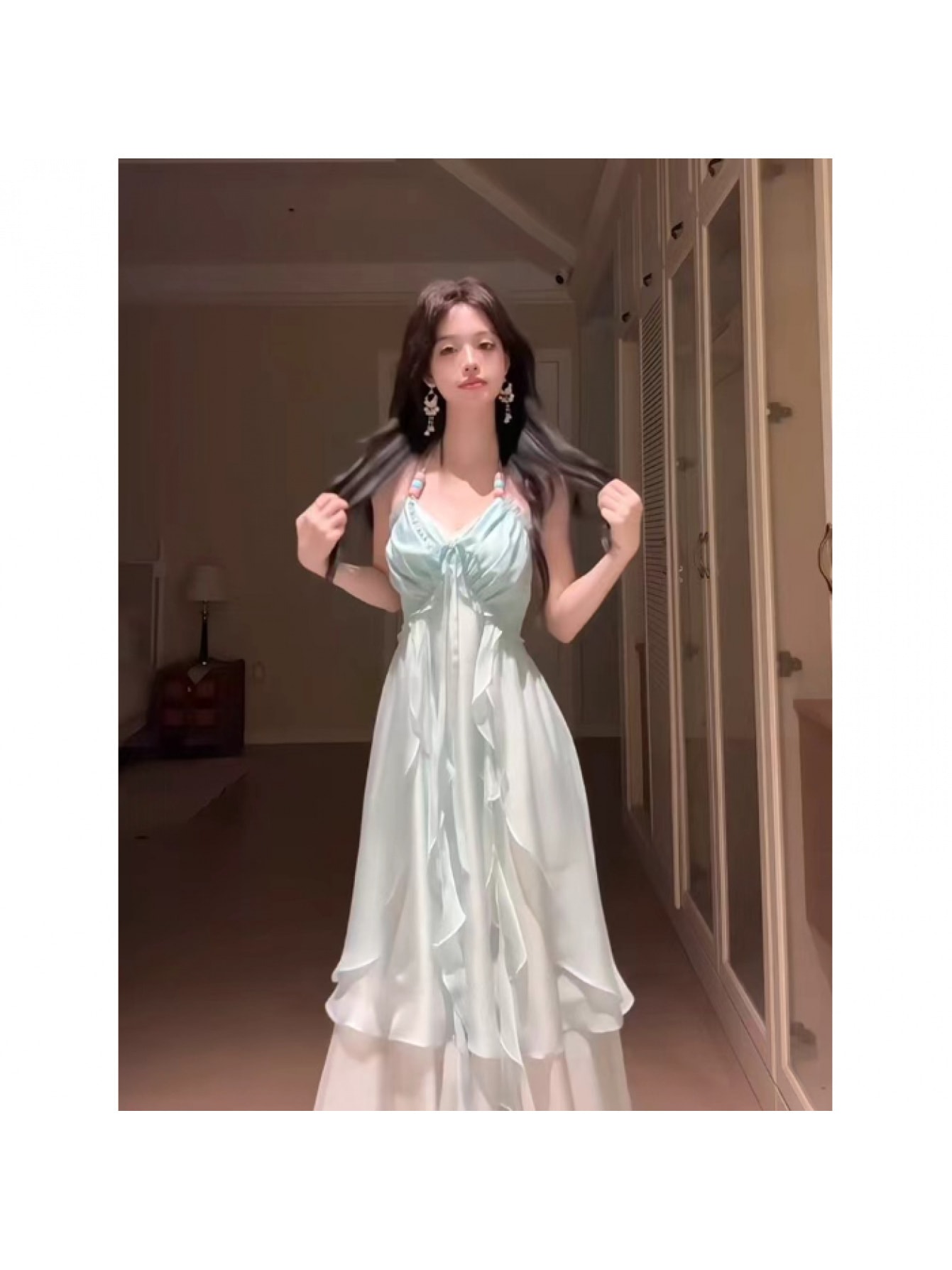 【リゾート映え】ワンピース ロング マキシ丈 レディース キャミワンピース バックオープン 背中あき フリル ビーチ 海 旅行 バカンス ノースリーブ Aライン 体型カバー 着痩せ 細見え 涼しい 春 夏 新作 水色 シフォン風 大人可愛い きれいめ 撮影