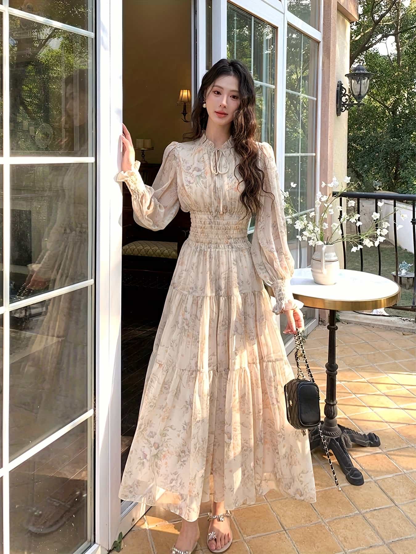 【小花柄】ワンピース レディース ロングワンピース マキシワンピース シフォンワンピ マキシ丈 長袖 リボンタイ スタンドカラー シャーリング ウエストゴム ティアード ボリューム袖 キャンディスリーブ 体型カバー 着痩せ 美脚 二の腕カバー 春 夏 秋 冬 大人可愛い