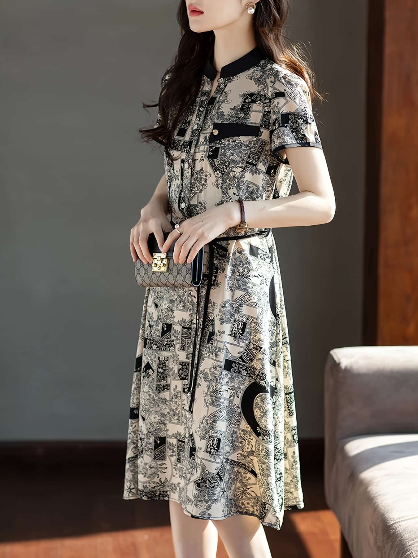 【レトロ柄】ワンピース レディース ロング 夏 半袖 バンドカラー 総柄 ロングワンピース ミモレ丈 きれいめ 体型カバー 40代 50代 30代 大人 aライン 膝下 ひざ下 ウエストマーク リボン付き 薄手 涼しい ウエストリボン ワンピ 幾何学 模様 プリント カジュアル 通勤