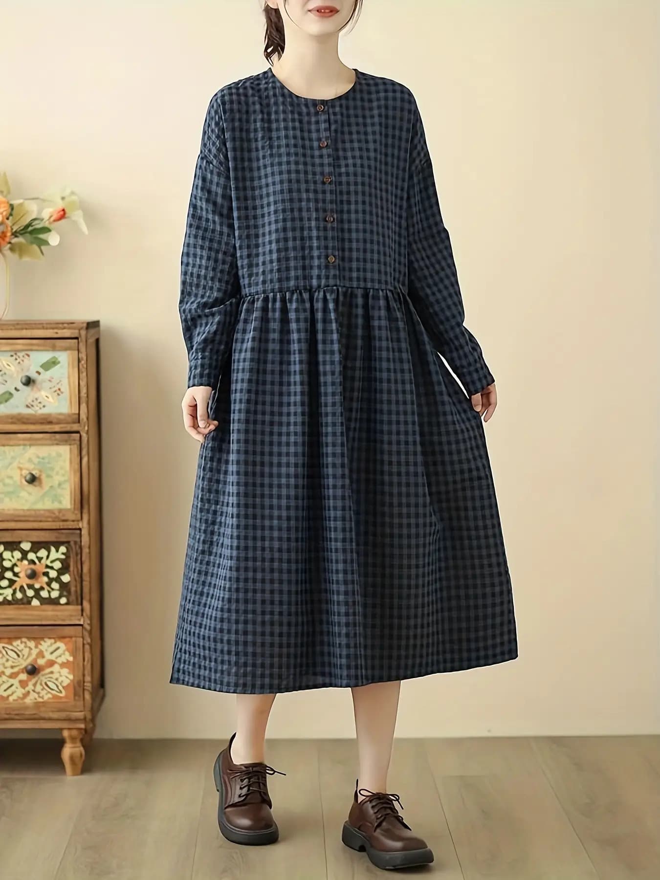 【レトロ可愛い】 チェック柄 ワンピース ロング丈 レディース 長袖 ギンガムチェック Ａライン マキシワンピ 膝下 ミモレ丈 格子柄 体型カバー ゆったり 着痩せ ウエスト切り替え ギャザー 丸襟 クルーネック ボタン ナチュラル 通勤 オフィス 30代 40代 50代 春 秋