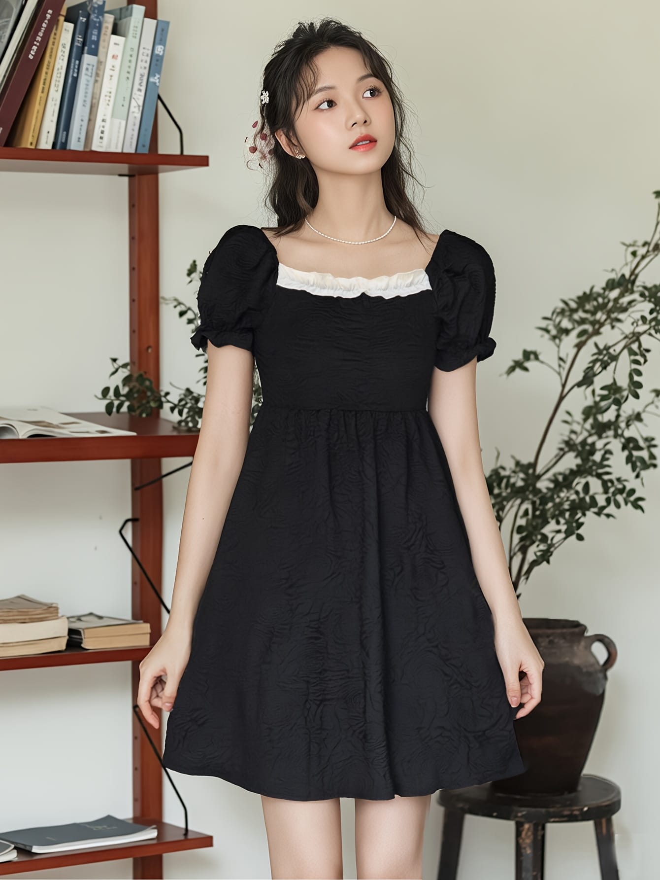 【フレンチレトロ】ワンピース レディース ミニ丈 スクエアネック バルーン袖 Aライン 背中あき 半袖 大人可愛い フェミニン きれいめ レトロ ガーリー お嬢様 結婚式 二次会 ドレス 黒 ブラック ホワイト 配色 切り替え 着痩せ 体型カバー 二の腕カバー 細見え