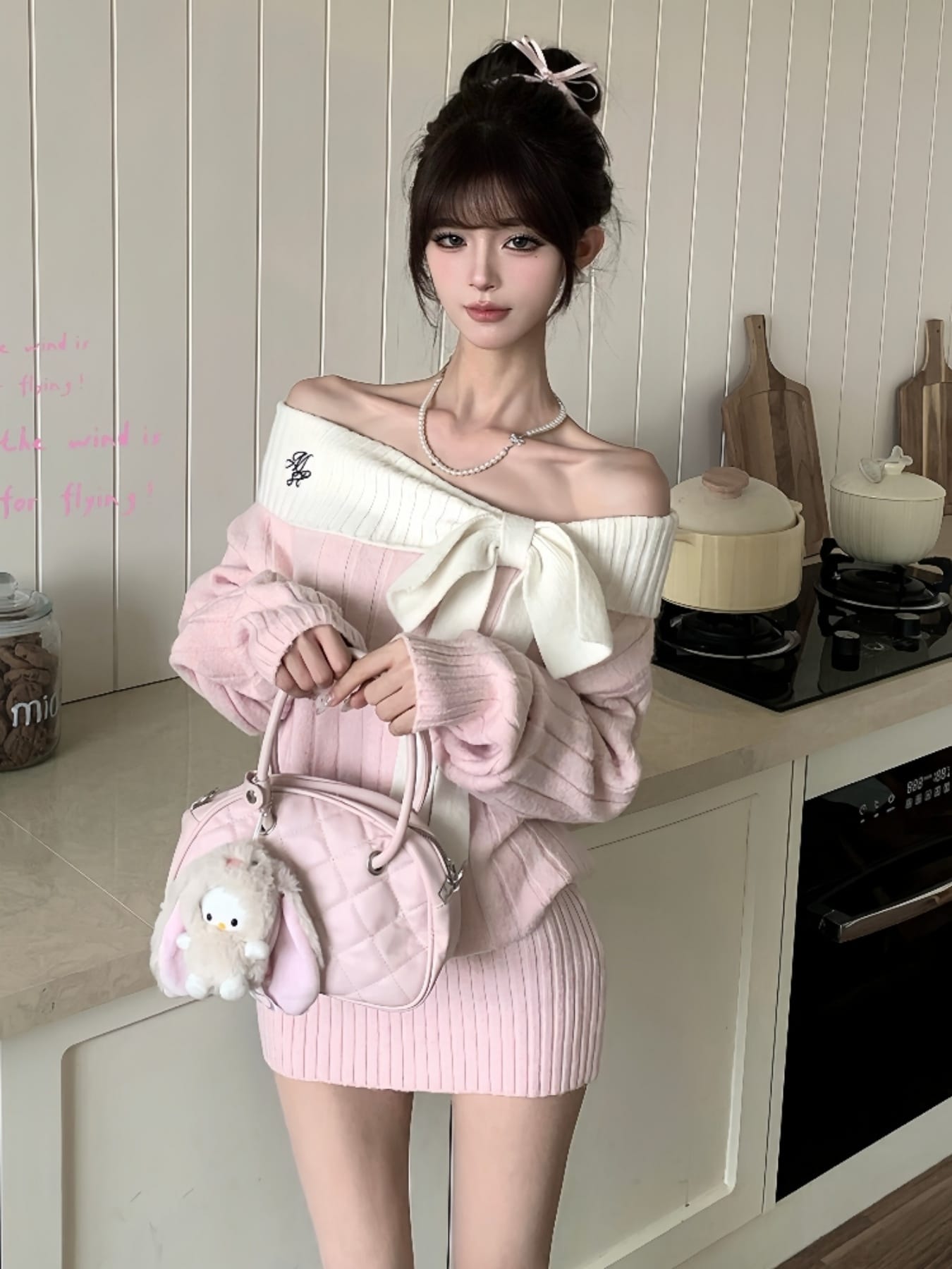 【大人可愛い】オフショルダー ニットワンピース リボン タイト ミニワンピース 肩出し 肩あき ニットワンピ リブニット 長袖 ミニ丈 膝上 ワンピース ワンピ セクシー ガーリー スタイルアップ 美脚 着痩せ 細見え デート 女子会 パーティー キャバ ドレス 秋 冬