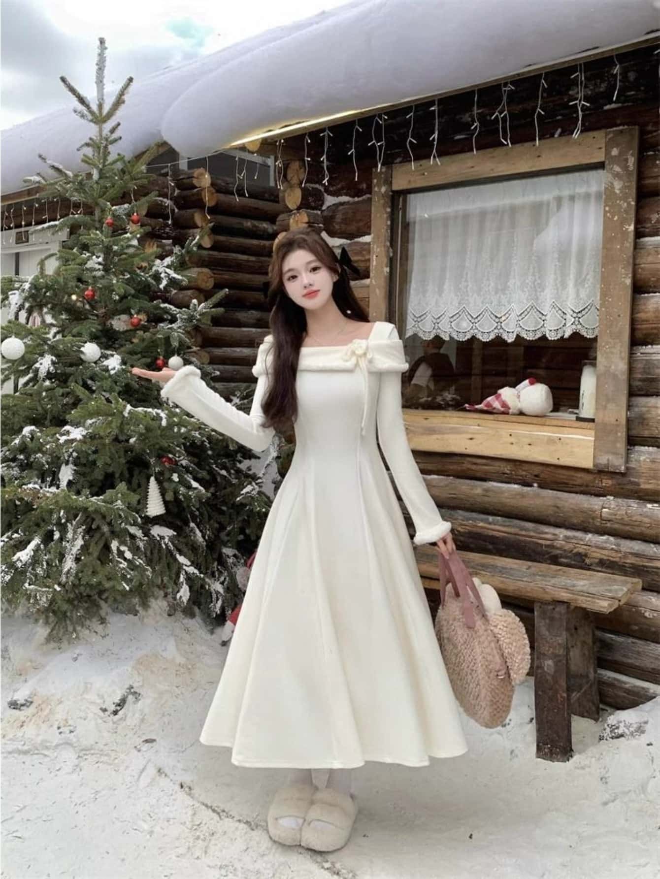【クリスマス】 ワンピース ロング 長袖 オフショルダー ボートネック Aライン 白 ホワイト パーティドレス 結婚式 二次会 お呼ばれ ドレス マキシ丈 ミモレ丈 ウエスト切替 くびれ 体型カバー 着痩せ 細見え フェイクファー もこもこ リボン きれいめ エレガント｜Yokos