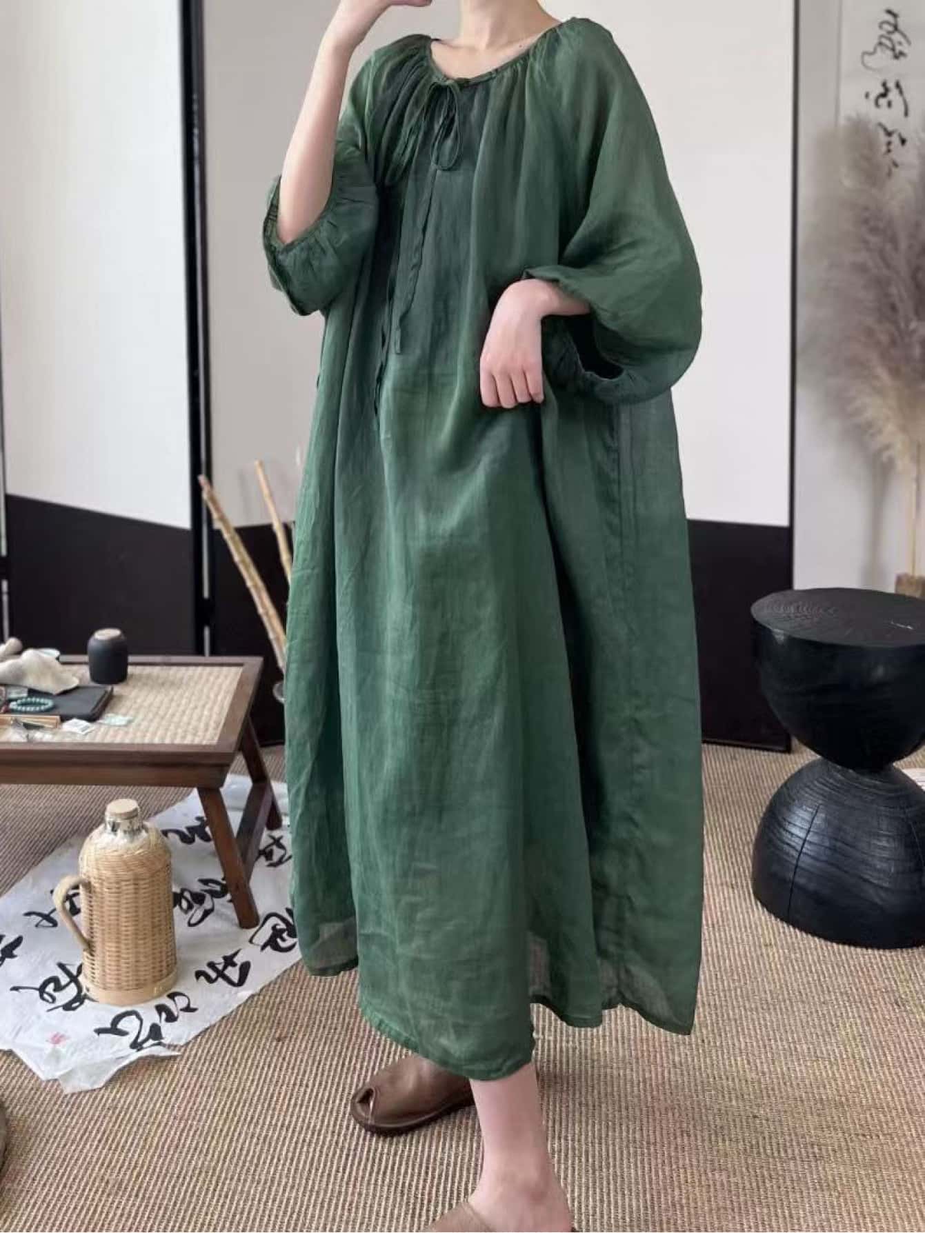 【大人ナチュラル】ワンピース ロングワンピース マキシ丈 チュニック ワンピ 膝下 Aライン ボリューム袖 バルーンスリーブ ギャザー リボン リネンタッチ 麻混風 涼しい 軽い 体型カバー 着痩せ 細見え 二の腕カバー ゆったり 大きめ 楽ちん 無地 シンプル 春 夏 秋｜Yokos