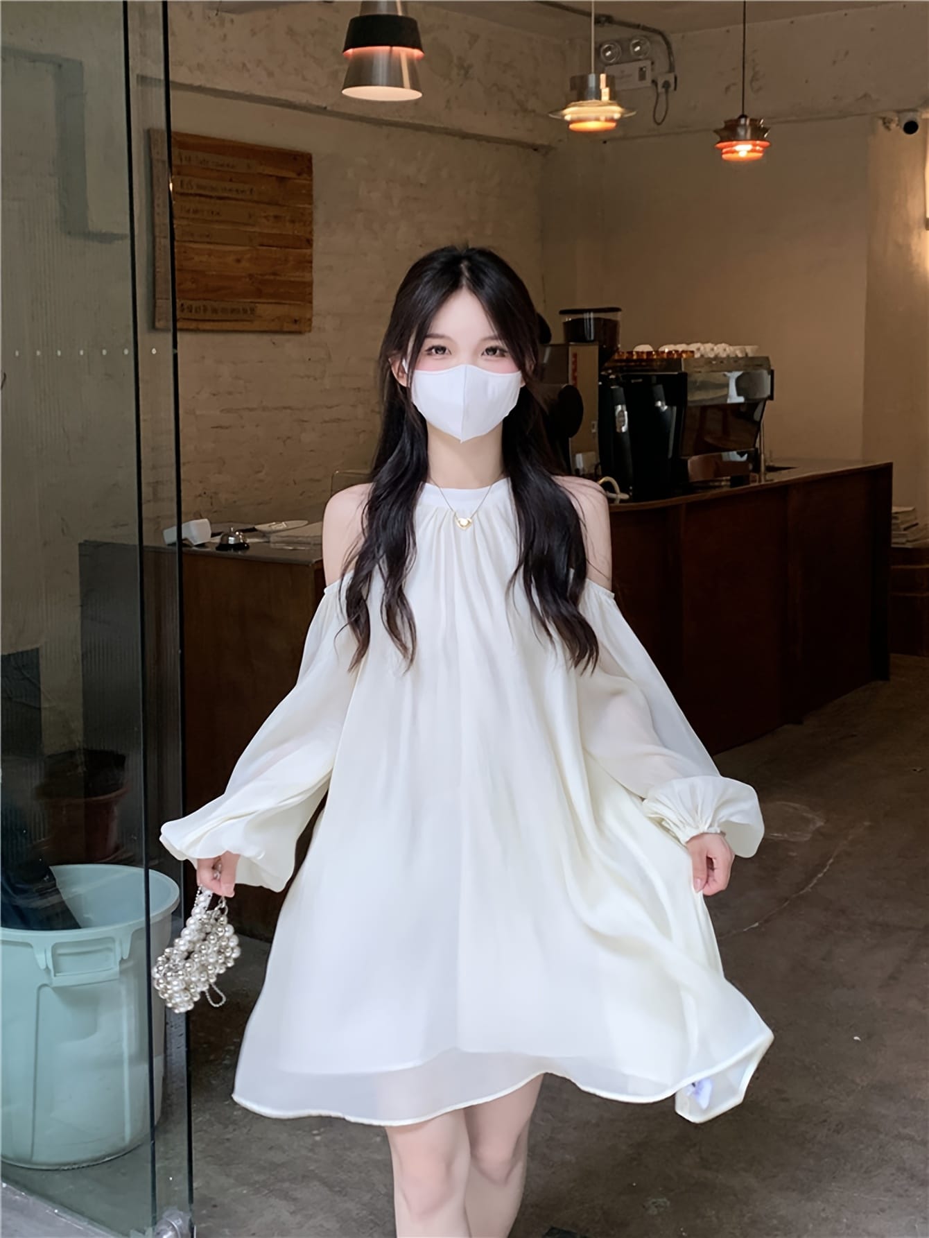 【大人可愛い】ワンピース レディース オフショルダー 肩出し ホルターネック Aライン ミニ丈 チュニック ぽわん袖 ボリューム袖 長袖 無地 ホワイト 白 ゆったり 大きいサイズ 体型カバー 二の腕カバー 着痩せ 華奢見え シワになりにくい 洗える 春 夏 秋 カジュアル
