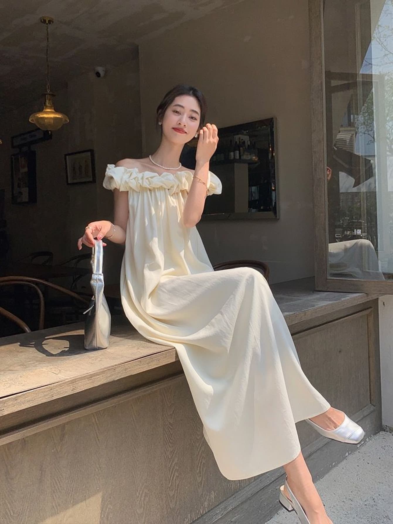 【2WAY】オフショルダー マキシワンピース ロング丈 レディース ノースリーブ フリル シャーリング Aライン ゆったり 体型カバー 着痩せ 楽ちん リゾートワンピ キャミワンピ ビーチ 海 旅行 1枚で決まる 春 夏 大人可愛い きれいめ フェミニン フレンチ アイボリー