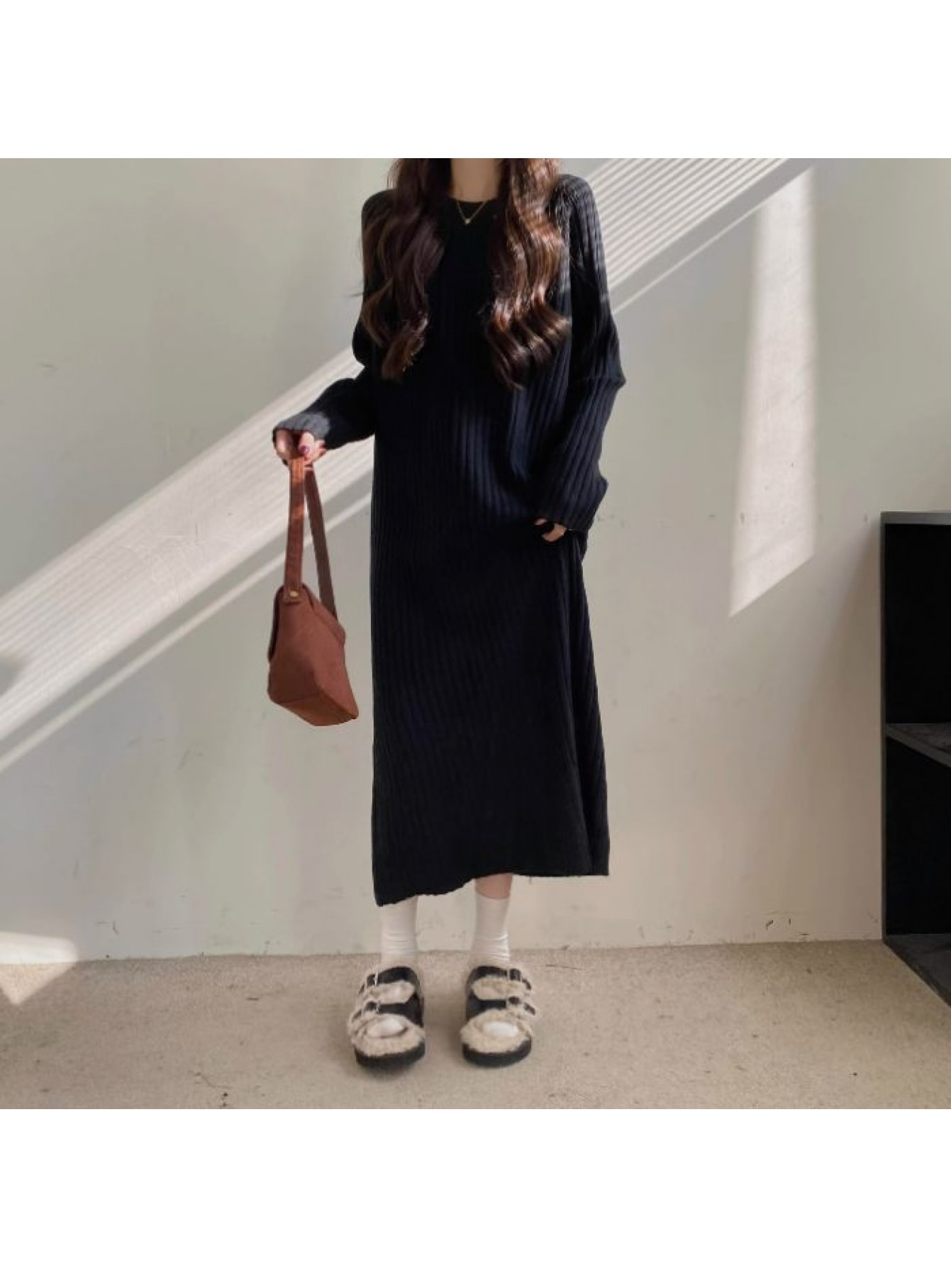 【体型カバー】ニットワンピース ロングワンピース レディース 長袖 リブニット ワンピース ワンピ ロング丈 マキシ丈 クルーネック 膝下 ゆったり 楽ちん 着痩せ 細見え 縦ライン マタニティ 20代 30代 40代 50代 通勤 オフィス OL 部屋着 春 秋 冬 無地 シンプル