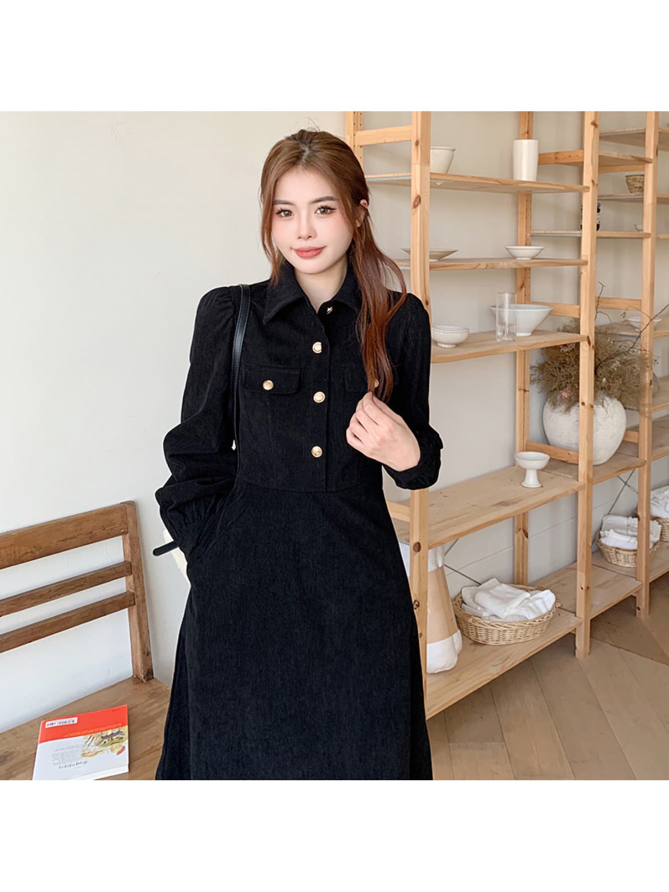【襟付きワンピ】 ワンピース レディース 長袖 ロングワンピース 金ボタン シャツワンピース コーデュロイ Aライン 膝下 ミモレ丈 ボリューム袖 体型カバー 着痩せ 細見え レトロ クラシック エレガント きれいめ 大人可愛い 秋冬 オフィス 通勤 二次会 ブラック 黒
