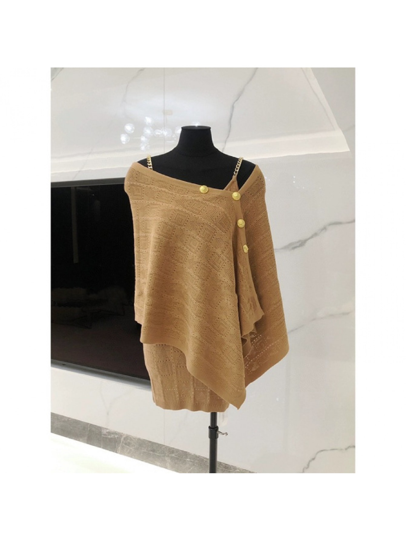 【2点セット】 ニットワンピース セットアップ レディース ポンチョ ショール キャミワンピース アンサンブル ワンショルダー アシンメトリー チェーン 金ボタン タイト ミニ 膝丈 体型カバー 二の腕カバー 着痩せ 細見え 鎖骨見え エレガント セクシー きれいめ｜Yokos