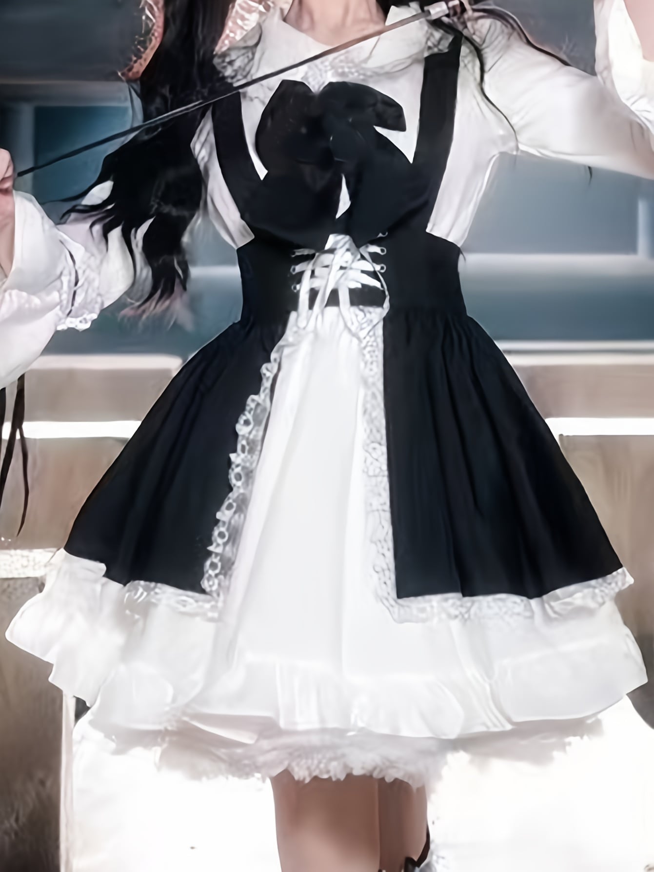【3点セット】 メイド服 コスプレ ワンピース 長袖 膝丈 ゴスロリ ロリータ 衣装 仮装 エプロン カチューシャ リボン フリル 編み上げ ハロウィン パーティー イベント 文化祭 学園祭 大人可愛い 着痩せ 細見え レディース 黒 白 モノトーン ステージ 萌え