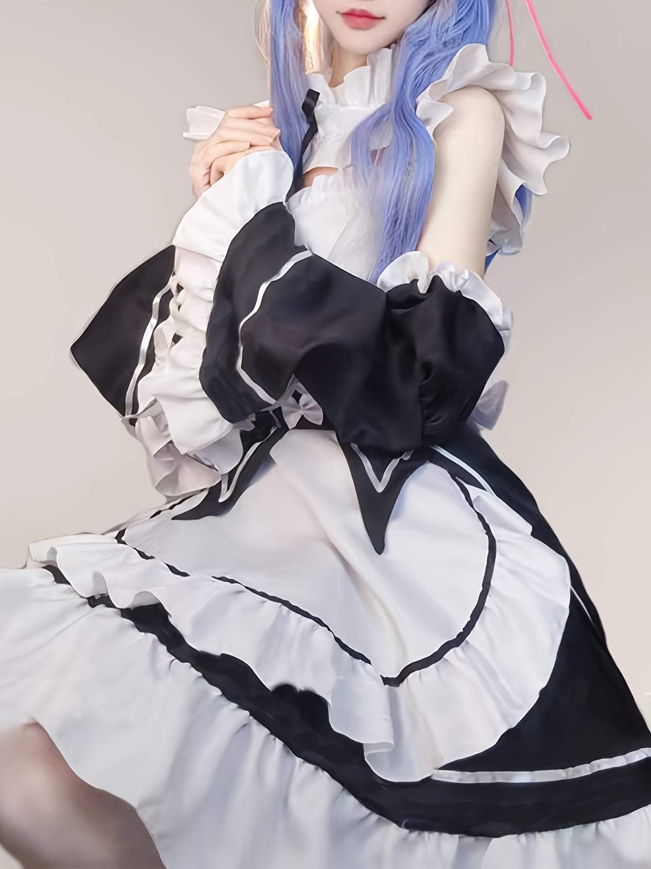 メイド服 コスプレ 衣装 レディース ワンピース 仮装 ハロウィン ロリータ ゴスロリ 姫系 撮影会 文化祭 学園祭 イベント パーティー ミニ丈 フリル リボン 白黒 モノトーン カチューシャ 付け袖 付け襟 背中リボン ウエストゴム 胸元ゴム 体型カバー 着痩せ 細見え