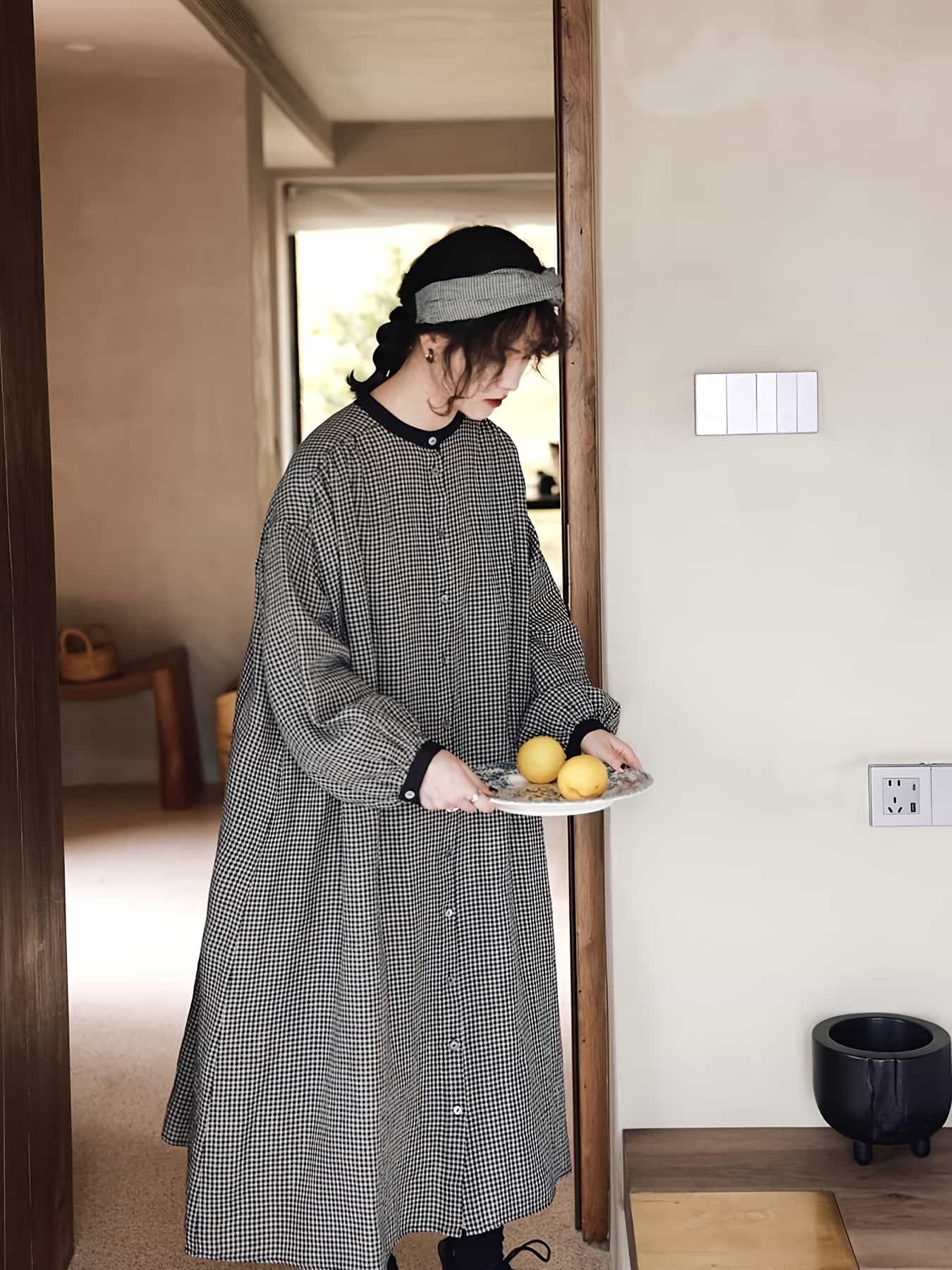 【大人可愛い】 ワンピース ロング ギンガムチェック シャツワンピース 長袖 レディース チェック柄 シャツワンピ 春 秋 冬 前開き 羽織り バンドカラー スタンドカラー 膝下 ミモレ丈 マキシ ロング丈 ゆったり 大きいサイズ 体型カバー ナチュラル コットンリネン混