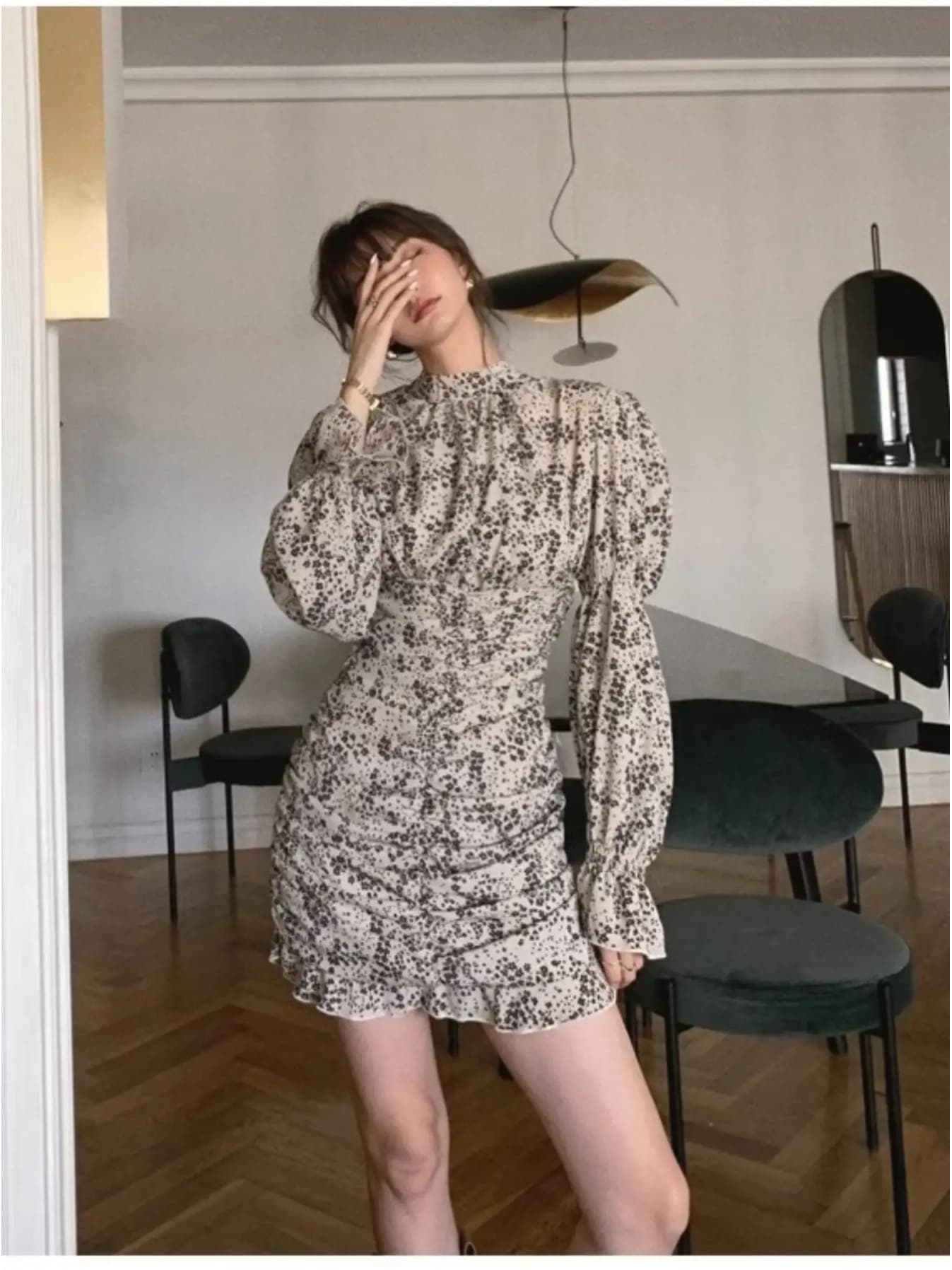 【美シルエット】 ワンピース レディース 花柄 シャーリング タイト ミニワンピース 長袖 ハイネック モックネック ギャザー スリム ショート丈 大人可愛い きれいめ フェミニン エレガント 総柄 結婚式 二次会 パーティードレス 体型カバー 着痩せ 細見え 20代 30代
