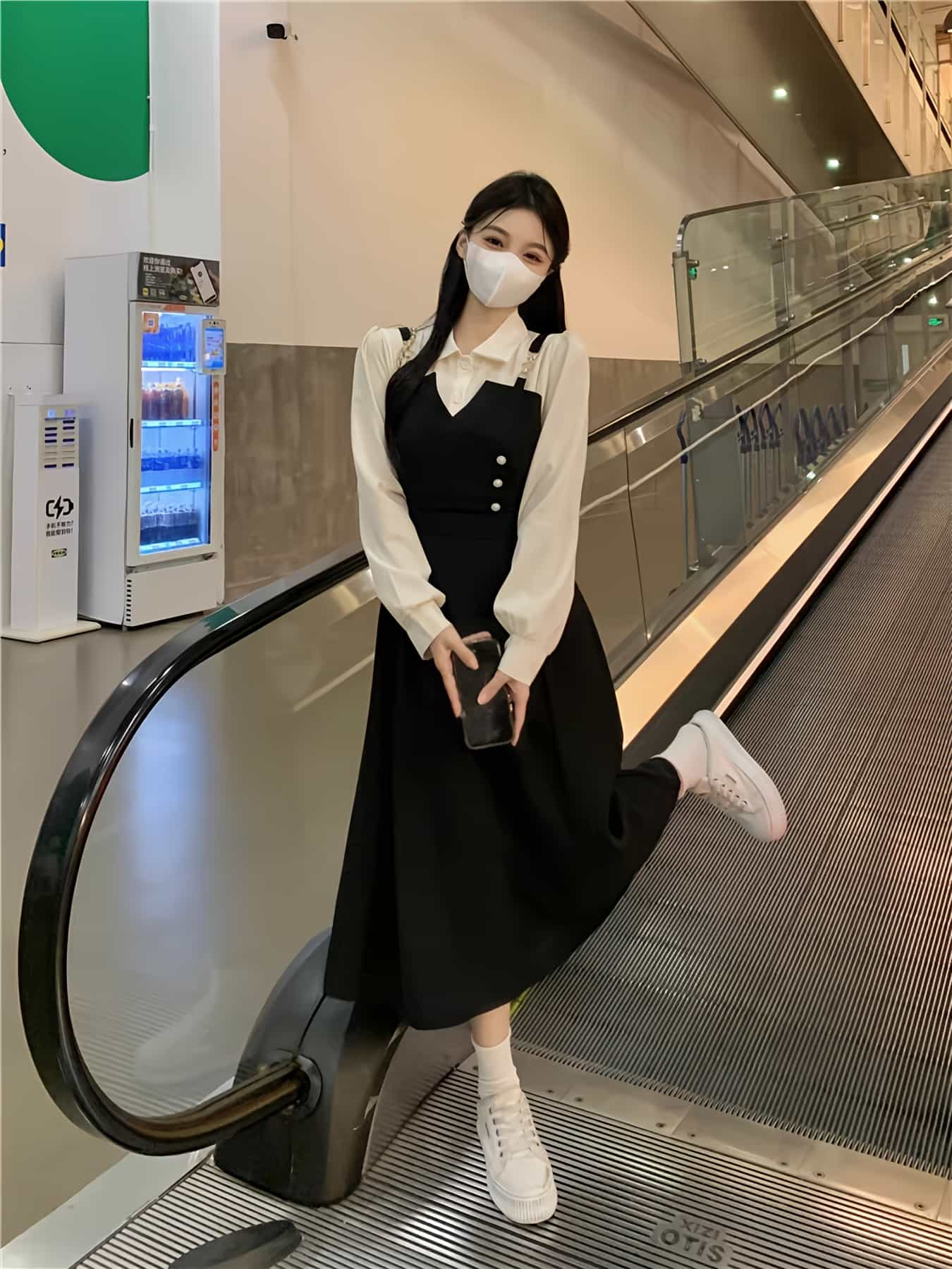 【大人可愛い】重ね着風 ワンピース フェイクレイヤード シャツワンピース レディース ボリューム袖 長袖 襟付き バイカラー モノトーン ロング 膝下 ミモレ丈 フレア Aライン ハイウエスト 切り替え 体型カバー 着痩せ 細見え 清楚 通勤 オフィス OL ママ 参観日｜Yokos