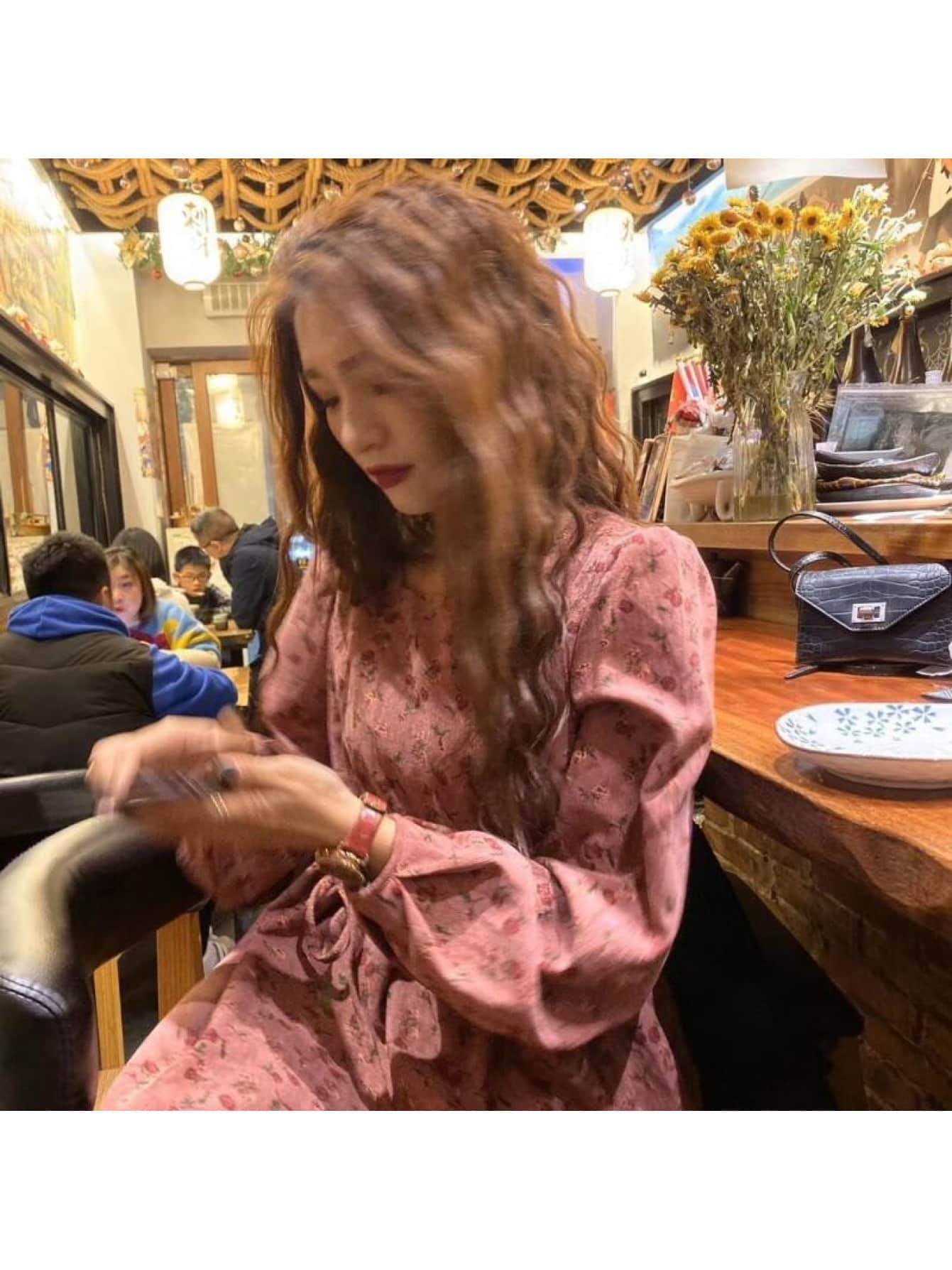 【レトロ可愛い】 コーデュロイ ワンピース 花柄 ロングワンピース レディース 小花柄 ローズ 薔薇 長袖 膝下丈 ミモレ丈 ロング丈 Aライン ハイウエスト ウエストリボン 体型カバー 着痩せ 細見え 楽ちん 秋 冬 春 大人可愛い フェミニン デート 女子会 旅行 ピンク